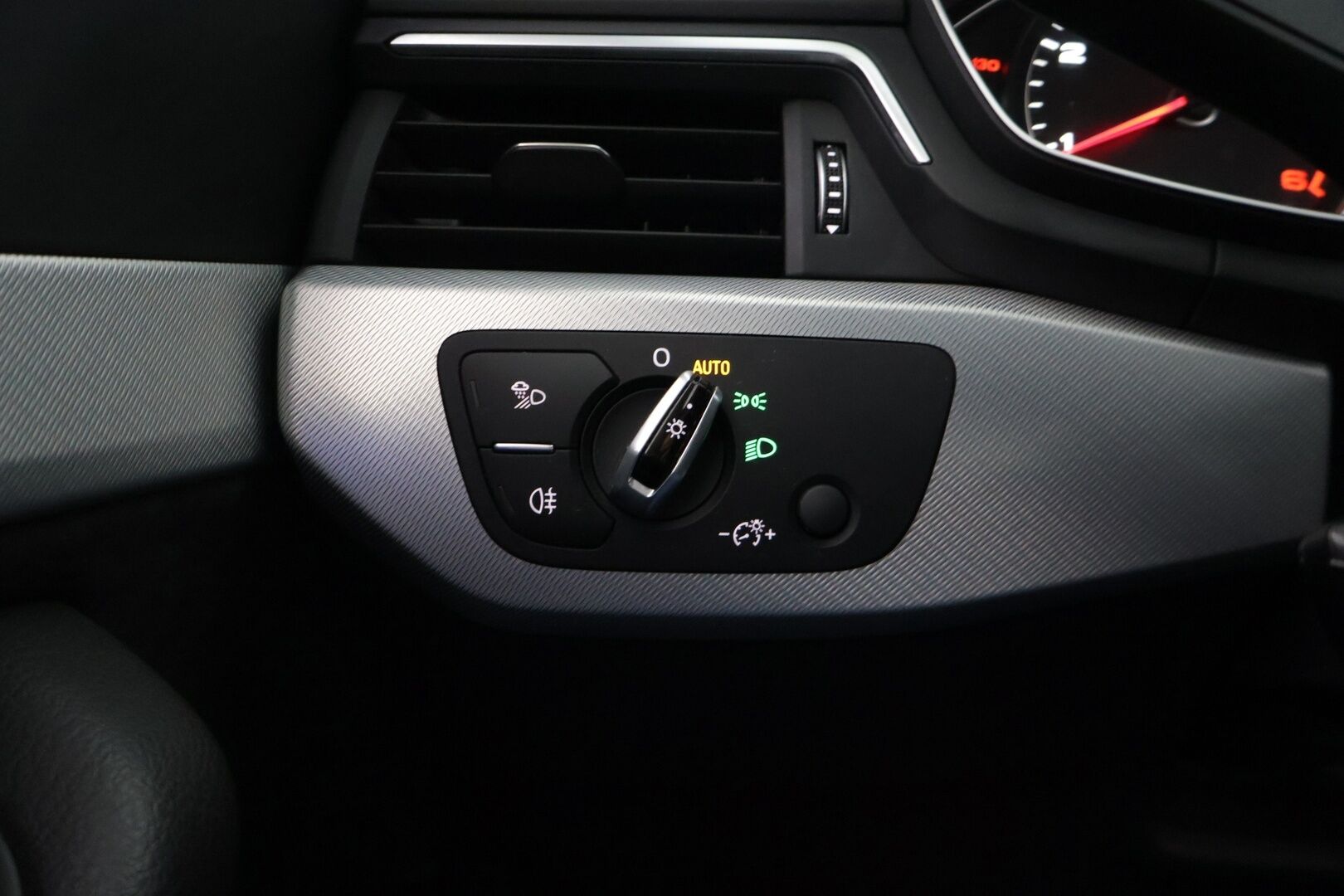 Audi A4 2017 Avant Land of quattro Sport Edition 2,0 TDI 140 kW S tronic / PA-lisälämmitin / Koukku / Sporttipenkit / Matrix LED - *Nahka-alcantara sisusta / Suomi-auto / Tutkat / 2x renkaat aluvanteilla / Vakkari*