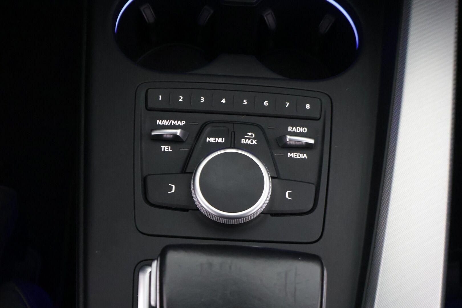 Audi A4 2017 Avant Land of quattro Sport Edition 2,0 TDI 140 kW S tronic / PA-lisälämmitin / Koukku / Sporttipenkit / Matrix LED - *Nahka-alcantara sisusta / Suomi-auto / Tutkat / 2x renkaat aluvanteilla / Vakkari*