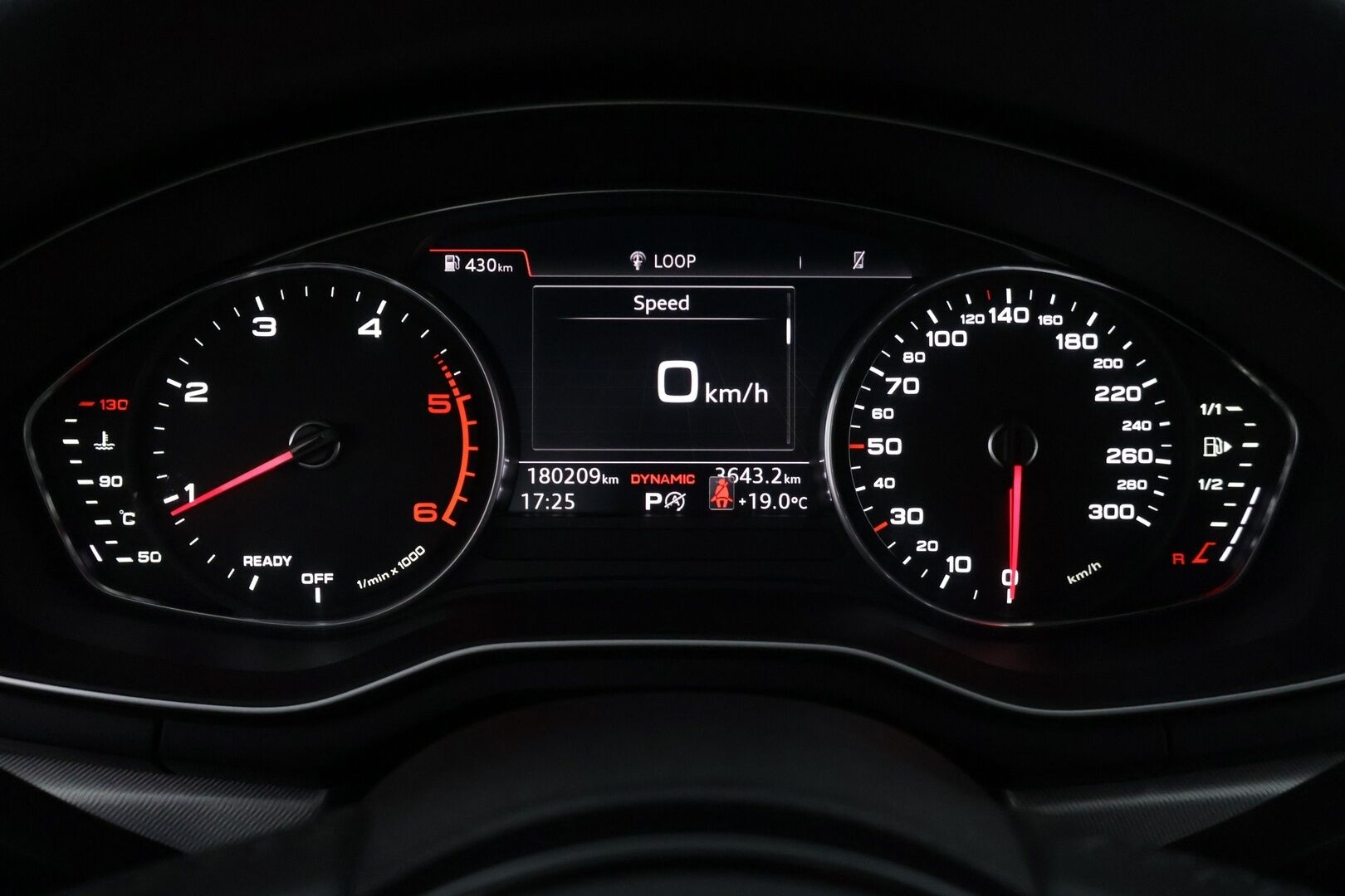 Audi A4 2017 Avant Land of quattro Sport Edition 2,0 TDI 140 kW S tronic / PA-lisälämmitin / Koukku / Sporttipenkit / Matrix LED - *Nahka-alcantara sisusta / Suomi-auto / Tutkat / 2x renkaat aluvanteilla / Vakkari*