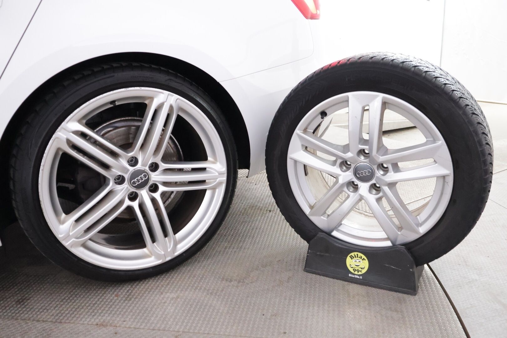 Audi A4 2017 Avant Land of quattro Sport Edition 2,0 TDI 140 kW S tronic / PA-lisälämmitin / Koukku / Sporttipenkit / Matrix LED - *Nahka-alcantara sisusta / Suomi-auto / Tutkat / 2x renkaat aluvanteilla / Vakkari*