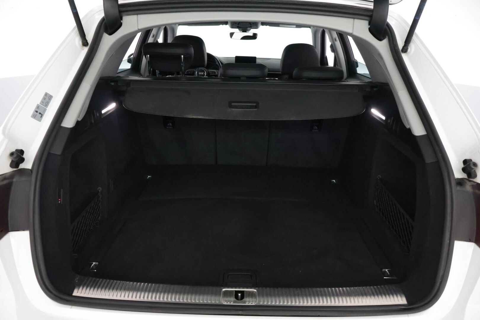 Audi A4 2017 Avant Land of quattro Sport Edition 2,0 TDI 140 kW S tronic / PA-lisälämmitin / Koukku / Sporttipenkit / Matrix LED - *Nahka-alcantara sisusta / Suomi-auto / Tutkat / 2x renkaat aluvanteilla / Vakkari*