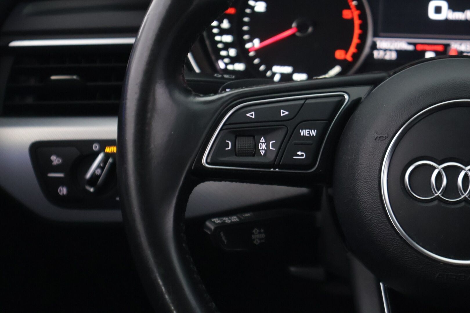 Audi A4 2017 Avant Land of quattro Sport Edition 2,0 TDI 140 kW S tronic / PA-lisälämmitin / Koukku / Sporttipenkit / Matrix LED - *Nahka-alcantara sisusta / Suomi-auto / Tutkat / 2x renkaat aluvanteilla / Vakkari*