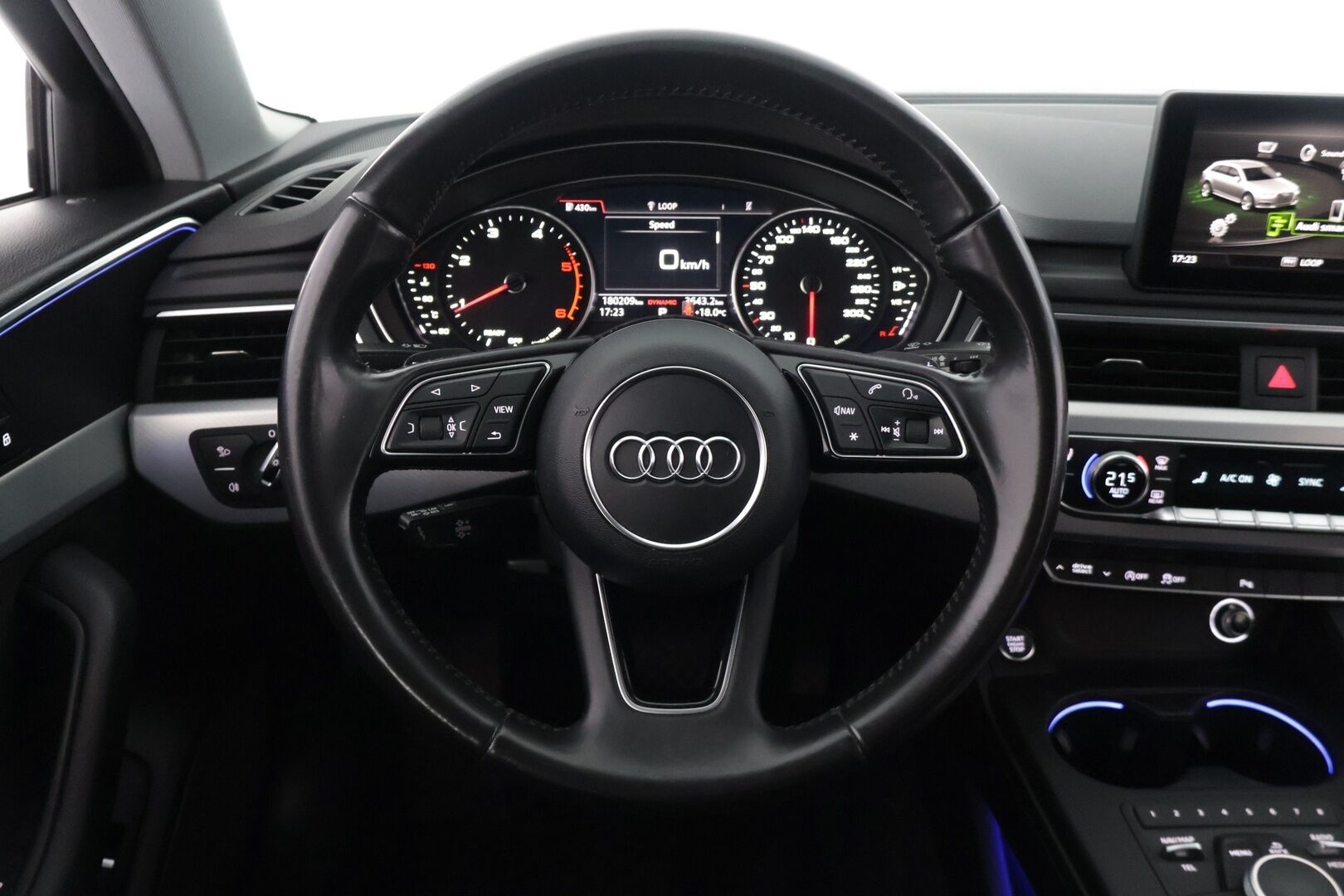 Audi A4 2017 Avant Land of quattro Sport Edition 2,0 TDI 140 kW S tronic / PA-lisälämmitin / Koukku / Sporttipenkit / Matrix LED - *Nahka-alcantara sisusta / Suomi-auto / Tutkat / 2x renkaat aluvanteilla / Vakkari*