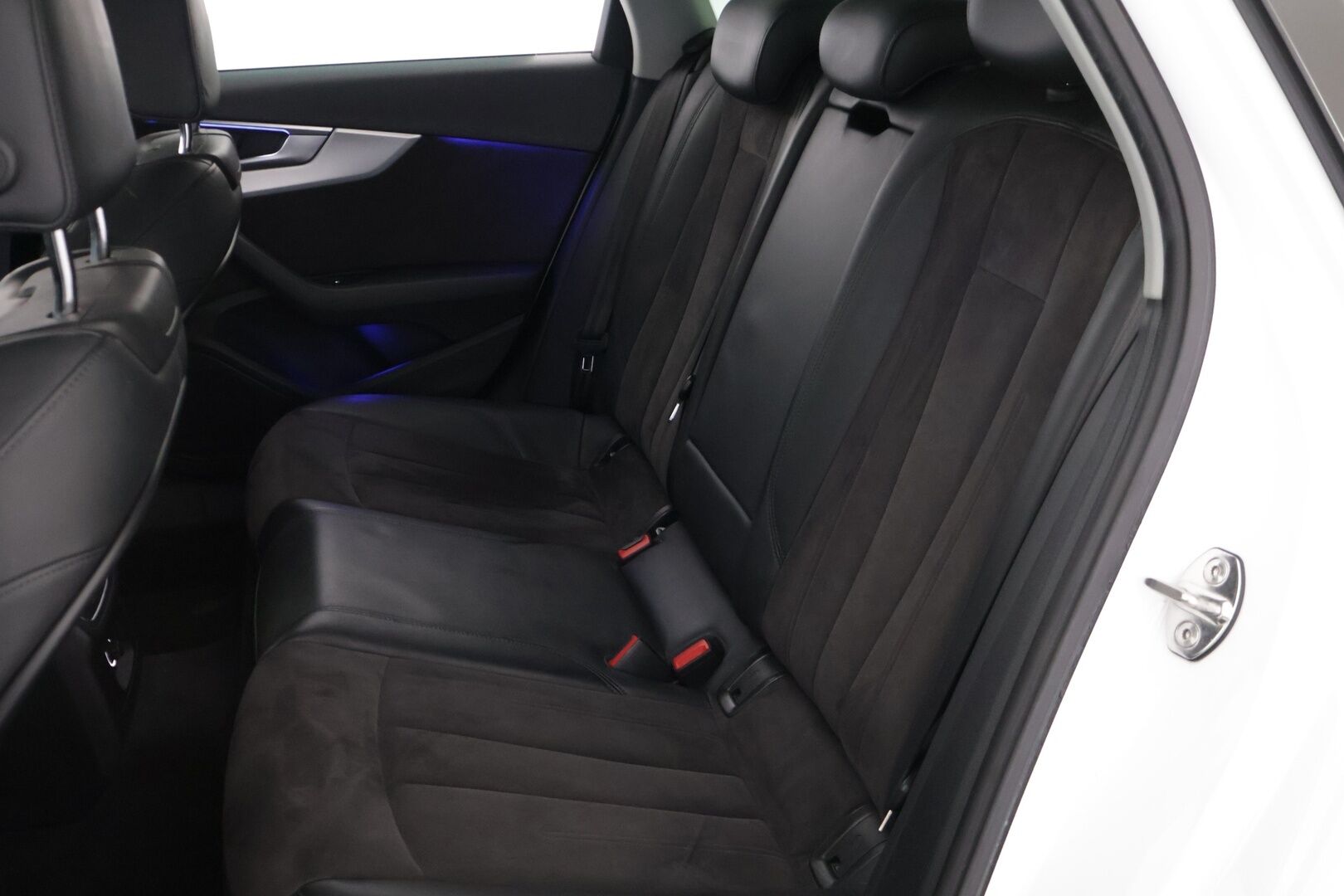 Audi A4 2017 Avant Land of quattro Sport Edition 2,0 TDI 140 kW S tronic / PA-lisälämmitin / Koukku / Sporttipenkit / Matrix LED - *Nahka-alcantara sisusta / Suomi-auto / Tutkat / 2x renkaat aluvanteilla / Vakkari*