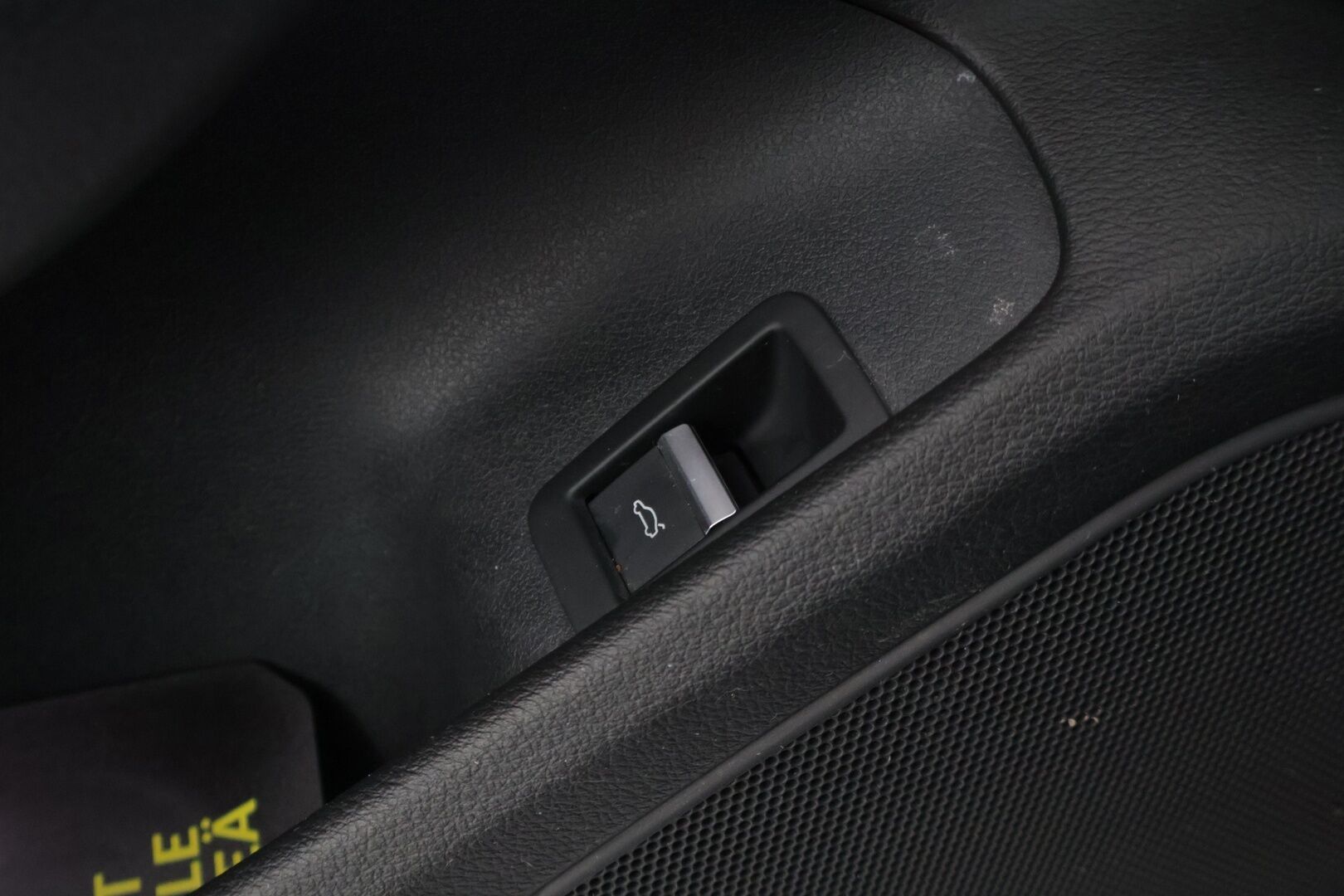 Audi A4 2017 Avant Land of quattro Sport Edition 2,0 TDI 140 kW S tronic / PA-lisälämmitin / Koukku / Sporttipenkit / Matrix LED - *Nahka-alcantara sisusta / Suomi-auto / Tutkat / 2x renkaat aluvanteilla / Vakkari*