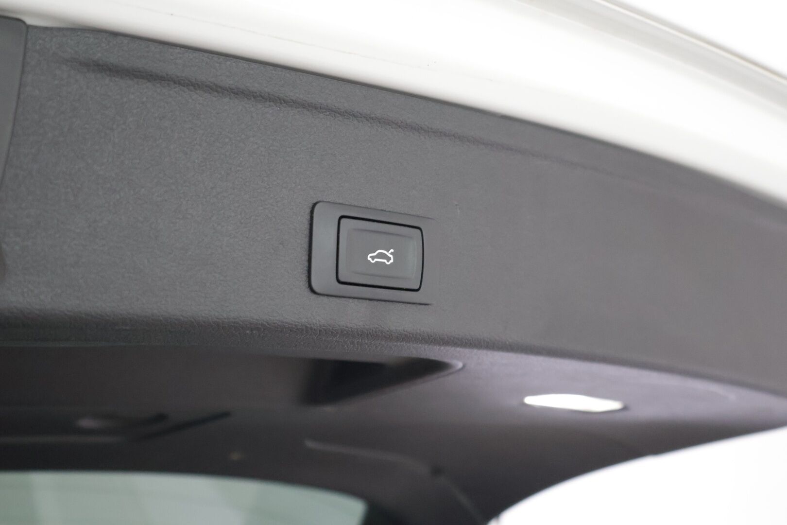 Audi A4 2017 Avant Land of quattro Sport Edition 2,0 TDI 140 kW S tronic / PA-lisälämmitin / Koukku / Sporttipenkit / Matrix LED - *Nahka-alcantara sisusta / Suomi-auto / Tutkat / 2x renkaat aluvanteilla / Vakkari*