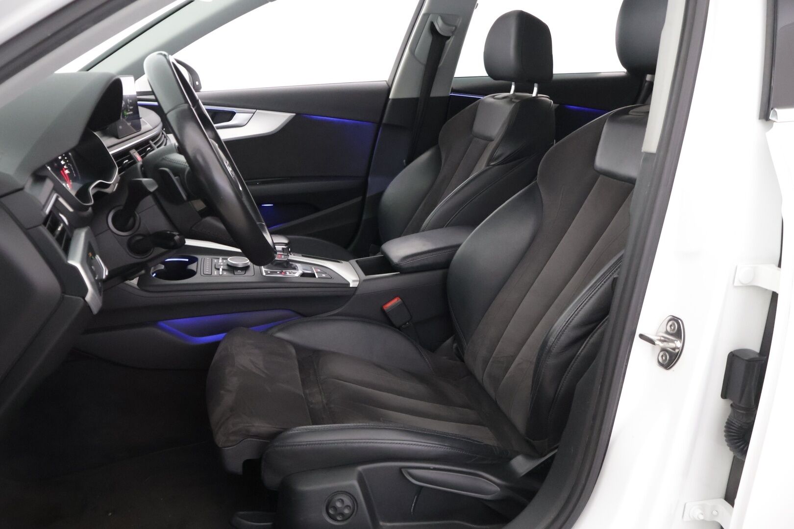 Audi A4 2017 Avant Land of quattro Sport Edition 2,0 TDI 140 kW S tronic / PA-lisälämmitin / Koukku / Sporttipenkit / Matrix LED - *Nahka-alcantara sisusta / Suomi-auto / Tutkat / 2x renkaat aluvanteilla / Vakkari*