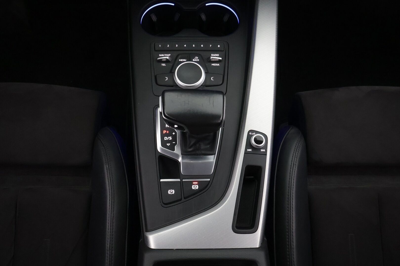 Audi A4 2017 Avant Land of quattro Sport Edition 2,0 TDI 140 kW S tronic / PA-lisälämmitin / Koukku / Sporttipenkit / Matrix LED - *Nahka-alcantara sisusta / Suomi-auto / Tutkat / 2x renkaat aluvanteilla / Vakkari*