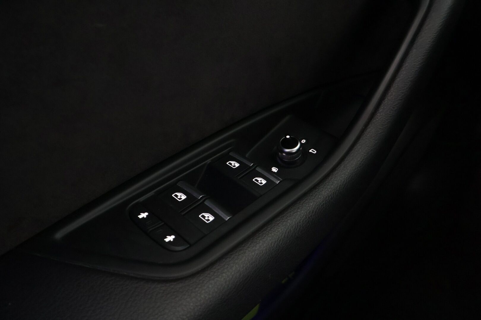 Audi A4 2017 Avant Land of quattro Sport Edition 2,0 TDI 140 kW S tronic / PA-lisälämmitin / Koukku / Sporttipenkit / Matrix LED - *Nahka-alcantara sisusta / Suomi-auto / Tutkat / 2x renkaat aluvanteilla / Vakkari*