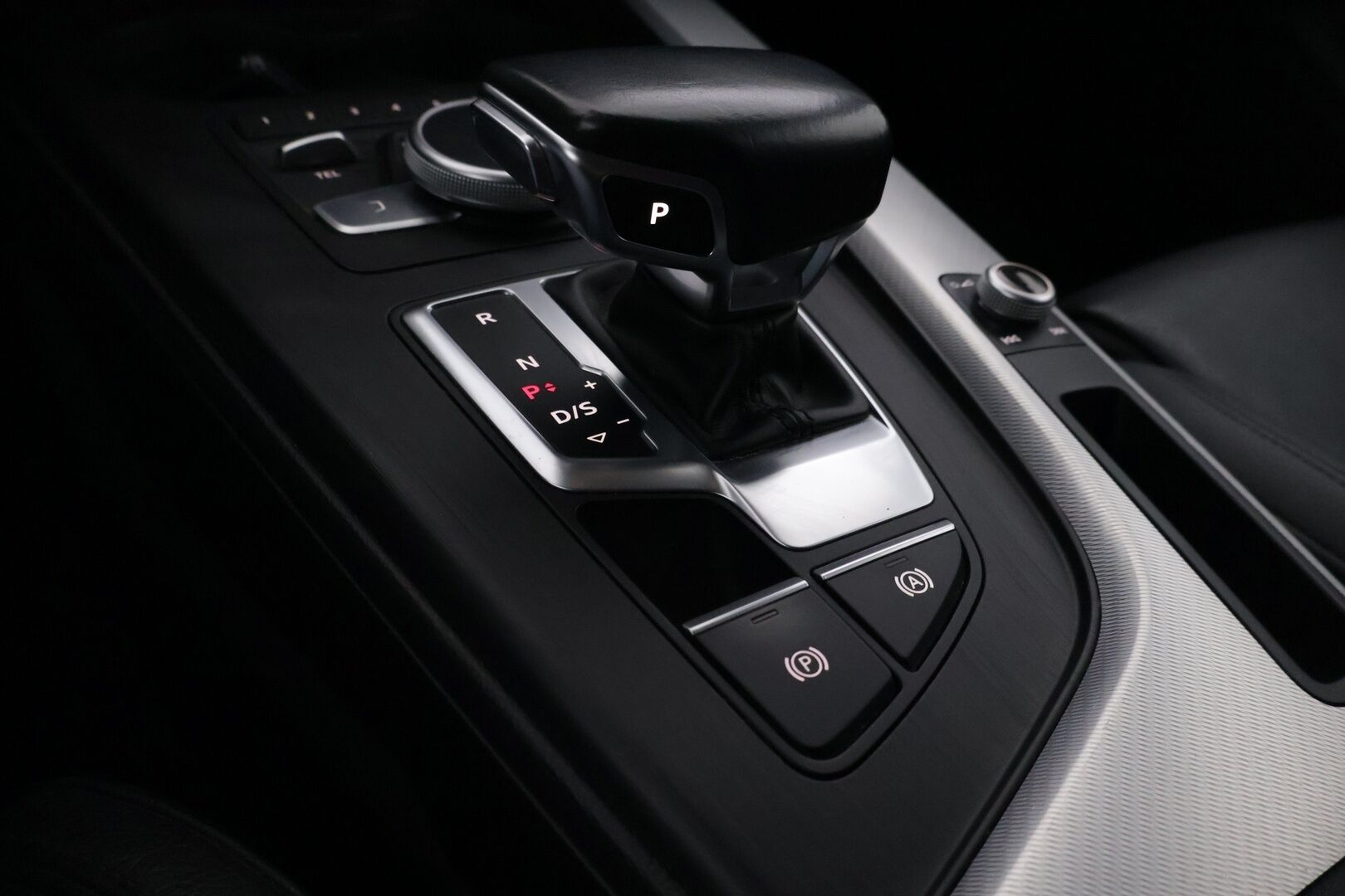 Audi A4 2016 Avant First Edition Business Sport 2,0 TDI 140 kW quattro S tronic *Webasto / Navi / Koukku / Digimittaristo / Audi Connect / Sporttinahat* - Kahdet hyvät renkaat vanteilla / Hyvä huoltohistoria - HULLUT AVAJAISHULINAT KORKOTARJOUS 3,29 %