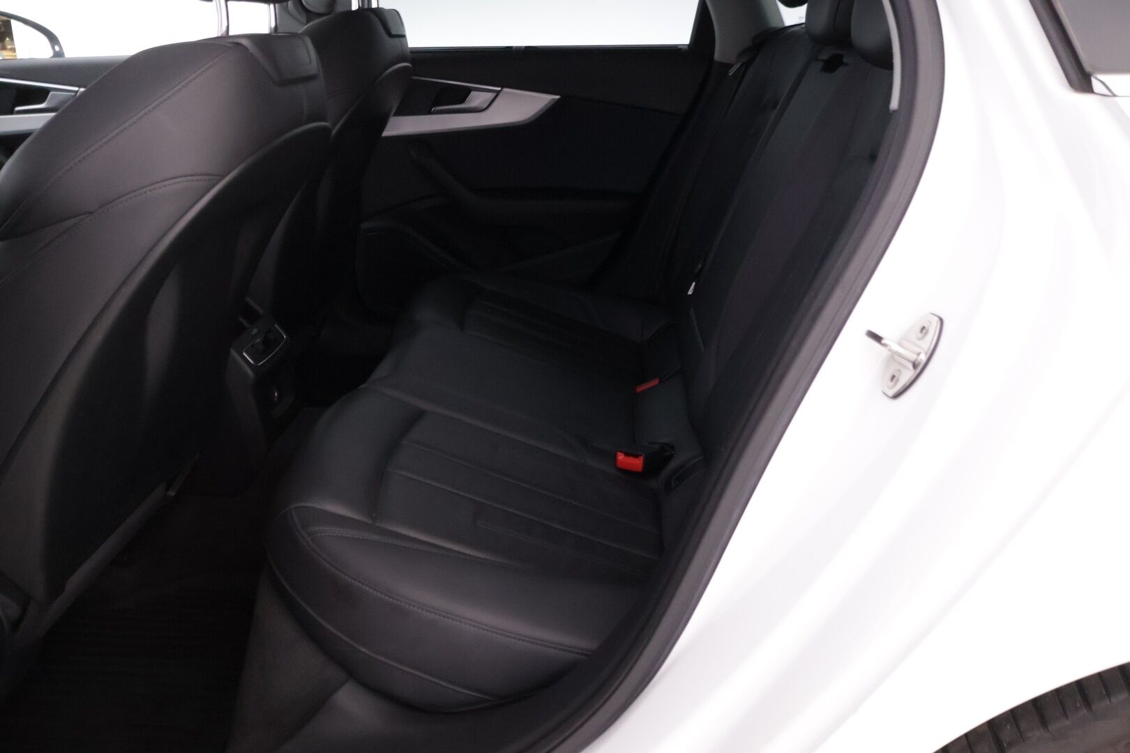 Audi A4 2016 Avant First Edition Business Sport 2,0 TDI 140 kW quattro S tronic *Webasto / Navi / Koukku / Digimittaristo / Audi Connect / Sporttinahat* - Kahdet hyvät renkaat vanteilla / Hyvä huoltohistoria - HULLUT AVAJAISHULINAT KORKOTARJOUS 3,29 %