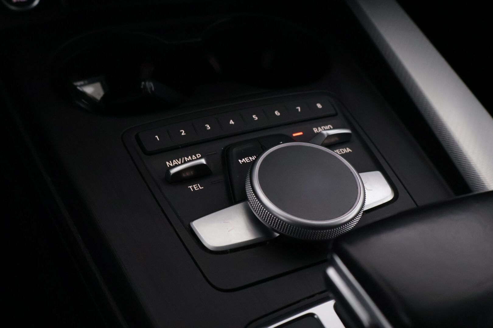 Audi A4 2016 Avant First Edition Business Sport 2,0 TDI 140 kW quattro S tronic *Webasto / Navi / Koukku / Digimittaristo / Audi Connect / Sporttinahat* - Kahdet hyvät renkaat vanteilla / Hyvä huoltohistoria - HULLUT AVAJAISHULINAT KORKOTARJOUS 3,29 %