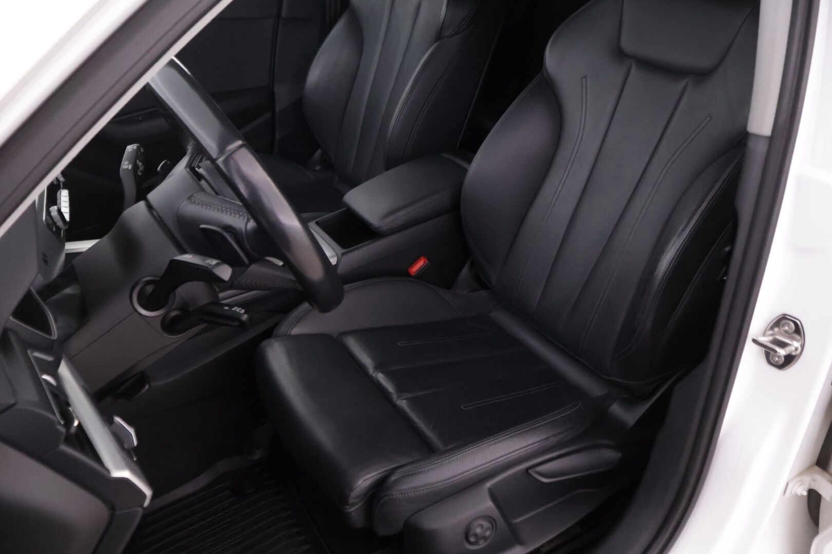 Audi A4 2016 Avant First Edition Business Sport 2,0 TDI 140 kW quattro S tronic *Webasto / Navi / Koukku / Digimittaristo / Audi Connect / Sporttinahat* - Kahdet hyvät renkaat vanteilla / Hyvä huoltohistoria - HULLUT AVAJAISHULINAT KORKOTARJOUS 3,29 %