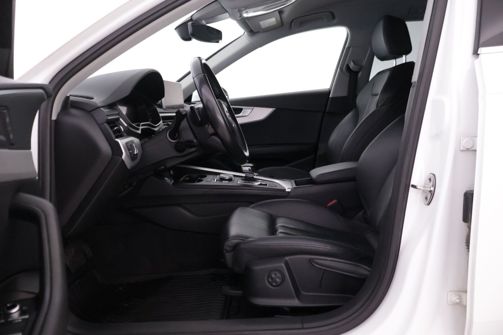 Audi A4 2016 Avant First Edition Business Sport 2,0 TDI 140 kW quattro S tronic *Webasto / Navi / Koukku / Digimittaristo / Audi Connect / Sporttinahat* - Kahdet hyvät renkaat vanteilla / Hyvä huoltohistoria - HULLUT AVAJAISHULINAT KORKOTARJOUS 3,29 %