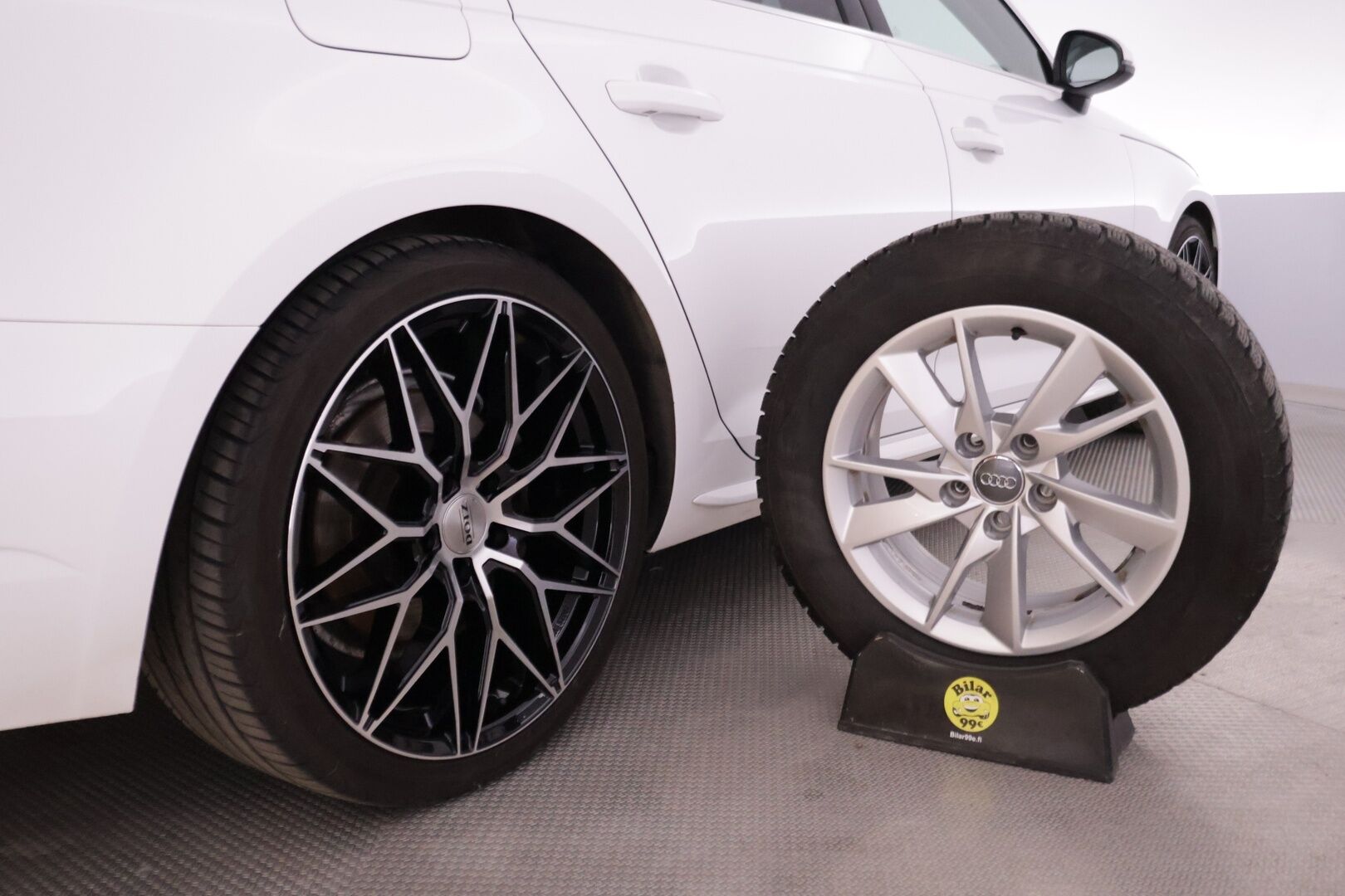 Audi A4 2016 Avant First Edition Business Sport 2,0 TDI 140 kW quattro S tronic *Webasto / Navi / Koukku / Digimittaristo / Audi Connect / Sporttinahat* - Kahdet hyvät renkaat vanteilla / Hyvä huoltohistoria - HULLUT AVAJAISHULINAT KORKOTARJOUS 3,29 %