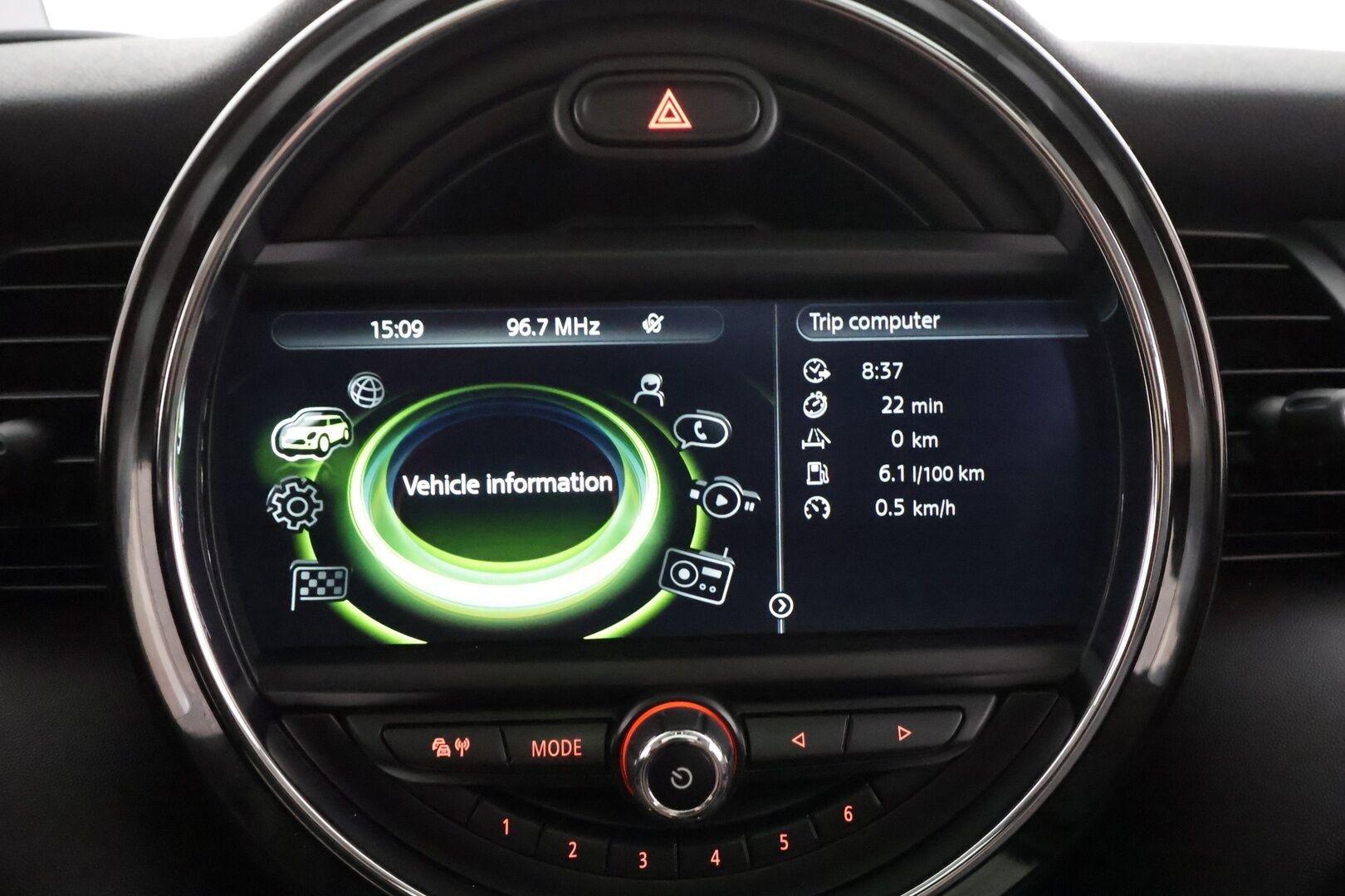 MINI Hatchback 2016 5-ovinen Cooper Business - | Vakkari | Lohko | Adapt Jousitus | P.Tutka | HUD | Panorama | Sporttipenkit | H/K | LED | Suomi-auto | Merkkihuollettu | Kahdet Renkaat |
