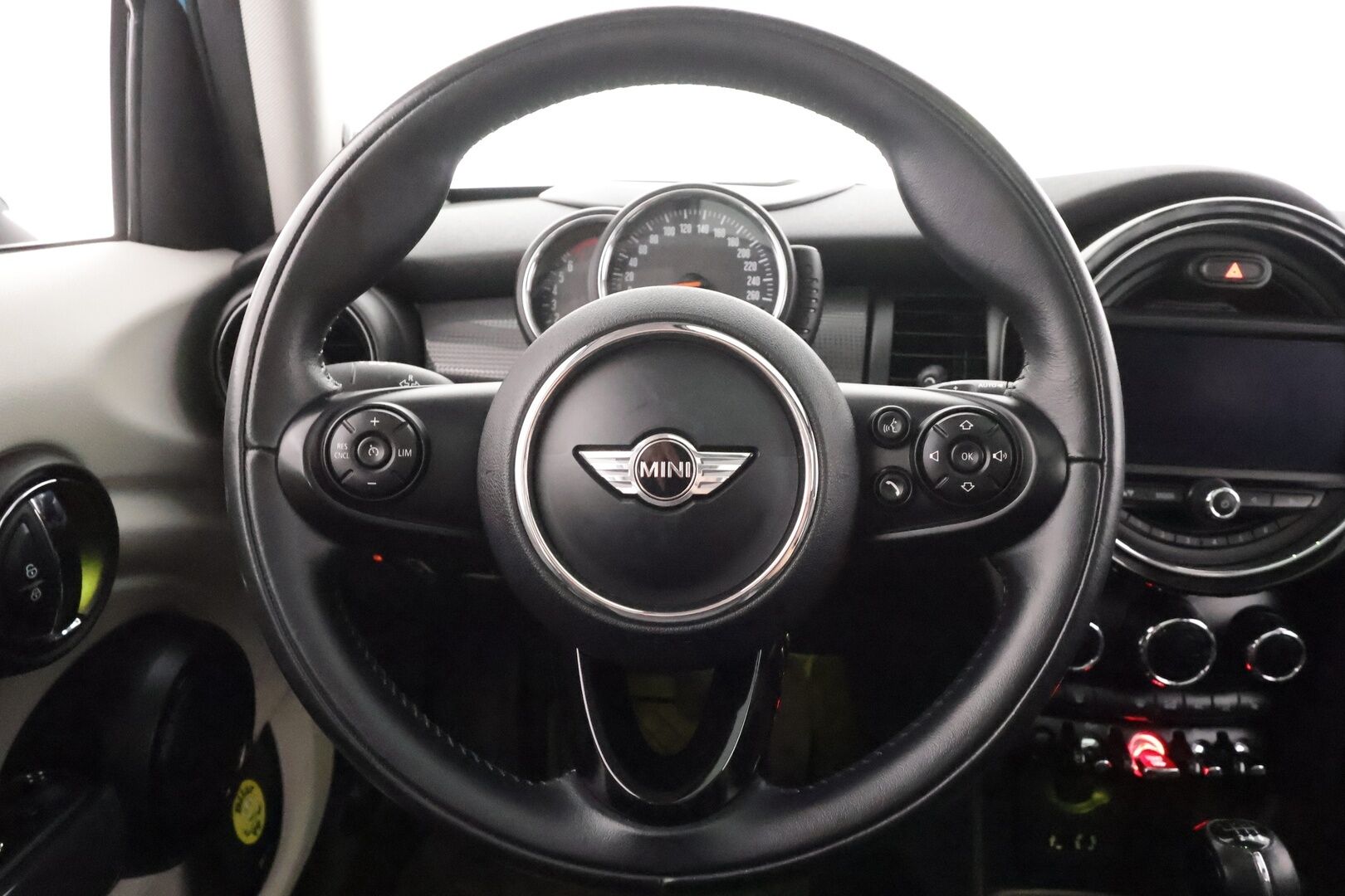 MINI Hatchback 2016 5-ovinen Cooper Business - | Vakkari | Lohko | Adapt Jousitus | P.Tutka | HUD | Panorama | Sporttipenkit | H/K | LED | Suomi-auto | Merkkihuollettu | Kahdet Renkaat |