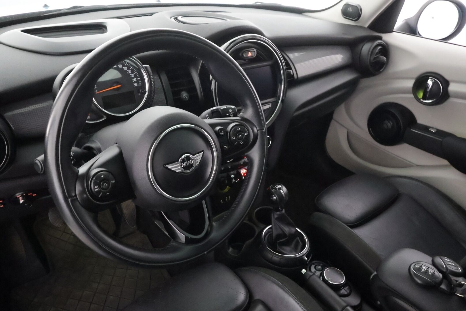 MINI Hatchback 2016 5-ovinen Cooper Business - | Vakkari | Lohko | Adapt Jousitus | P.Tutka | HUD | Panorama | Sporttipenkit | H/K | LED | Suomi-auto | Merkkihuollettu | Kahdet Renkaat |