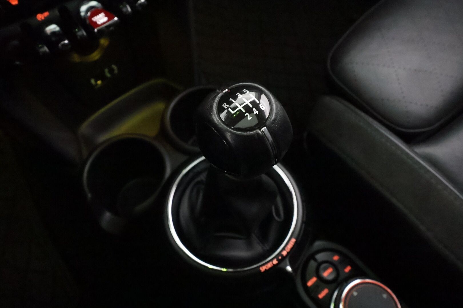 MINI Hatchback 2016 5-ovinen Cooper Business - | Vakkari | Lohko | Adapt Jousitus | P.Tutka | HUD | Panorama | Sporttipenkit | H/K | LED | Suomi-auto | Merkkihuollettu | Kahdet Renkaat |
