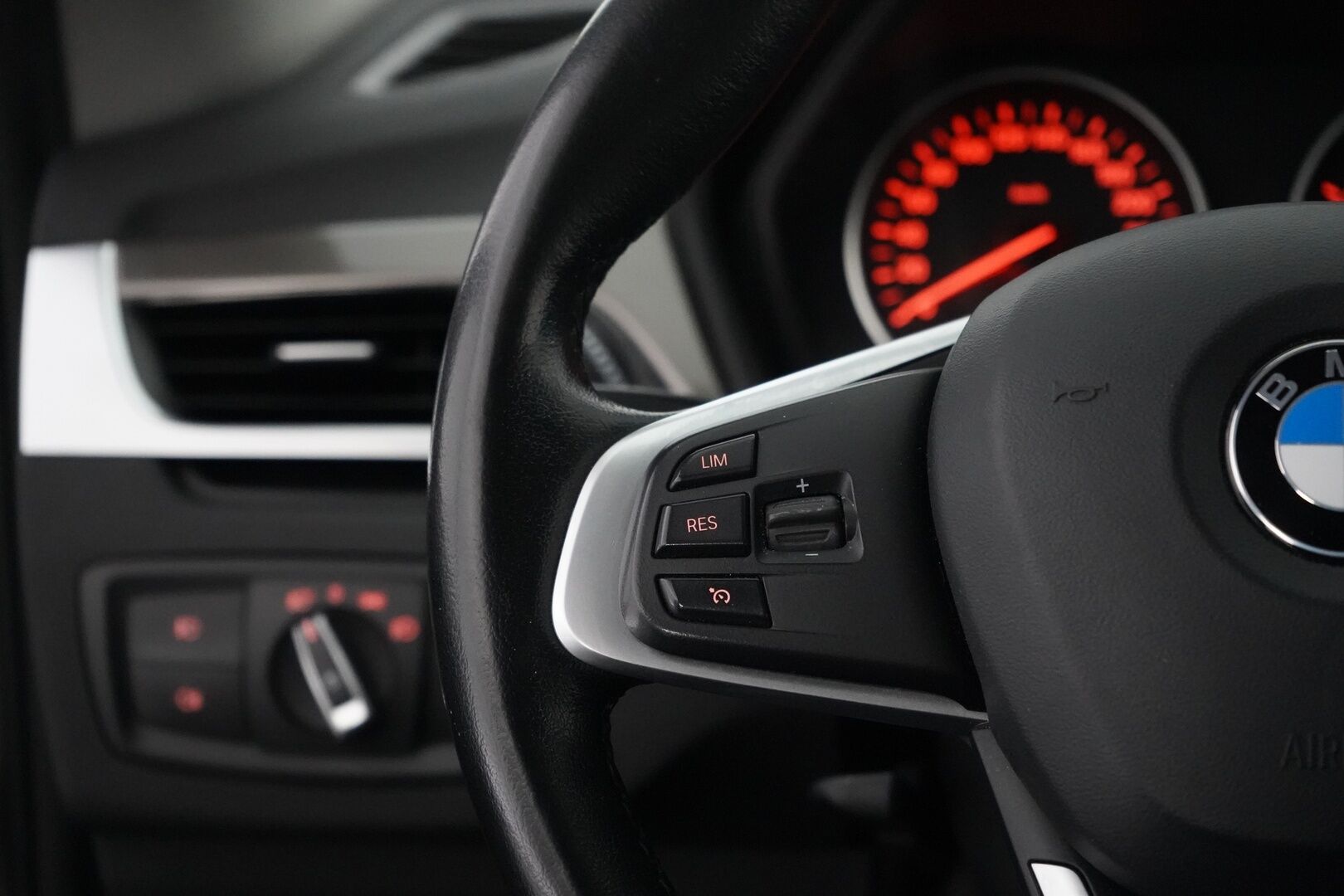 BMW X1 2016 F48 xDrive18d A Business xLine * Vakkari / Tutka / Koukku / Navi / Lohko * * - Suomi-auto / Kahdet renkaat alumiinivanteilla / Neliveto / Myydään juuri huollettuna!