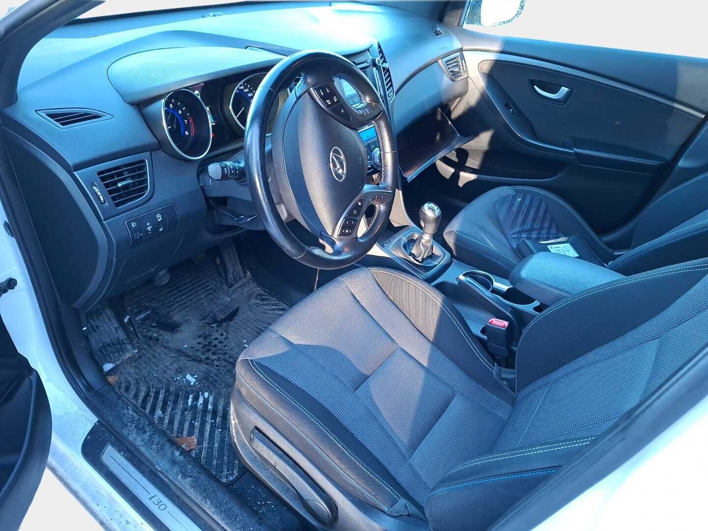 Hyundai i30 5d 2016 1,6 6MT ISG GO! * / Tutkat/ Ratinlämmitin/ Isofix/ Lohko * - Kahdet renkaat, Pienet kilometrit - Osta nyt, maksa vasta ensi vuonna