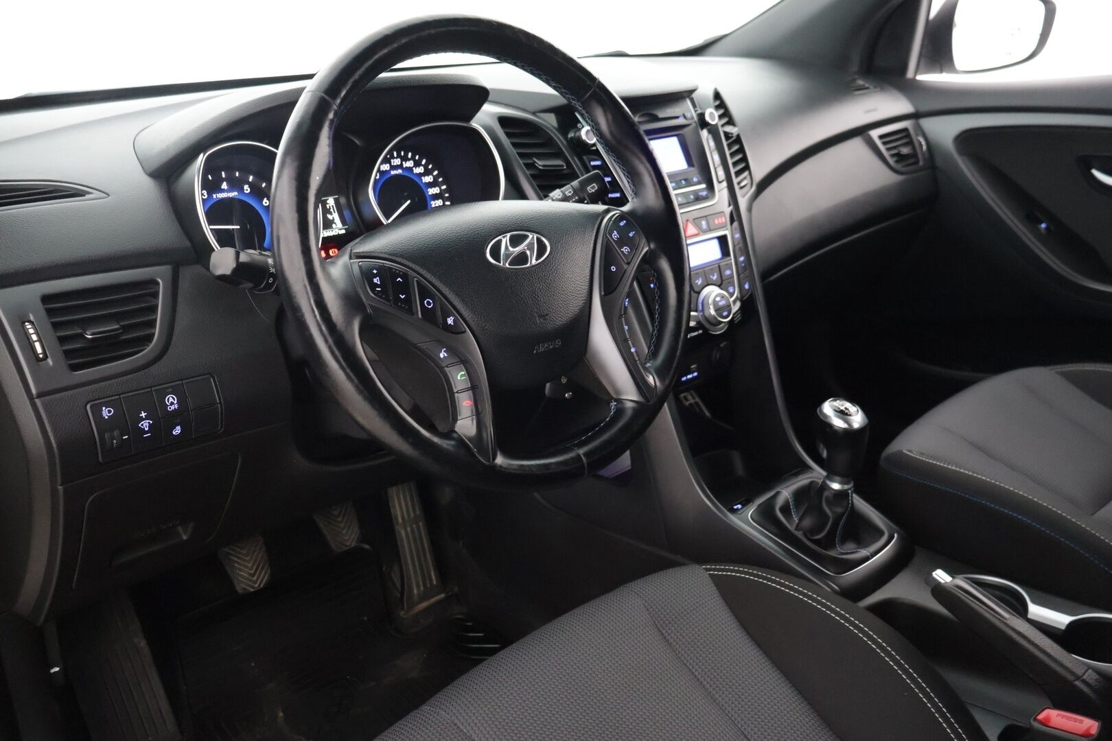 Hyundai i30 5d 2017 1,6 6MT ISG GO! * / Tutkat/ Ratinlämmitin/ Isofix/ Lohko * - Kahdet renkaat, Pienet kilometrit - Osta nyt, maksa vasta ensi vuonna