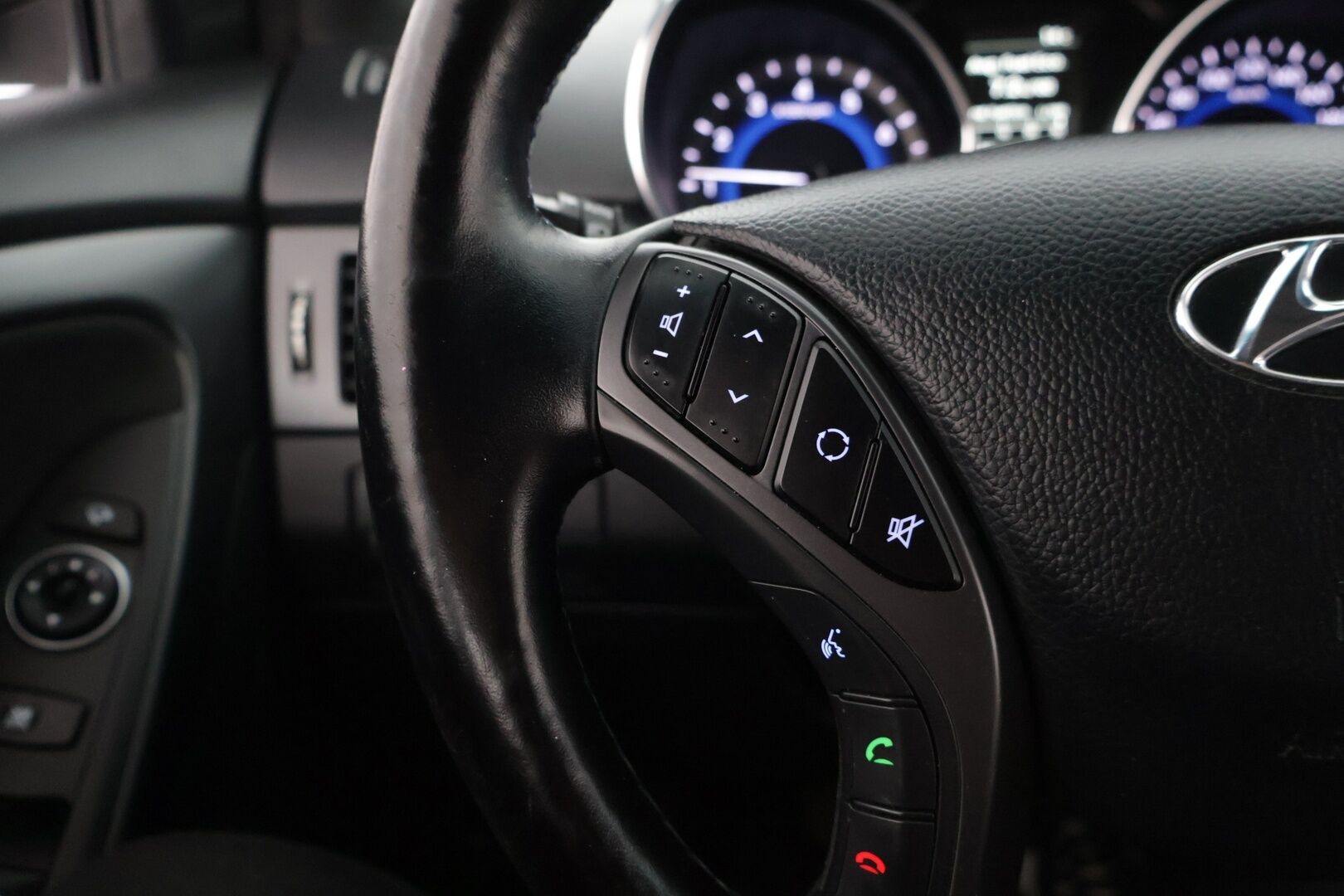 Hyundai i30 5d 2017 1,6 6MT ISG GO! * / Tutkat/ Ratinlämmitin/ Isofix/ Lohko * - Kahdet renkaat, Pienet kilometrit - Osta nyt, maksa vasta ensi vuonna