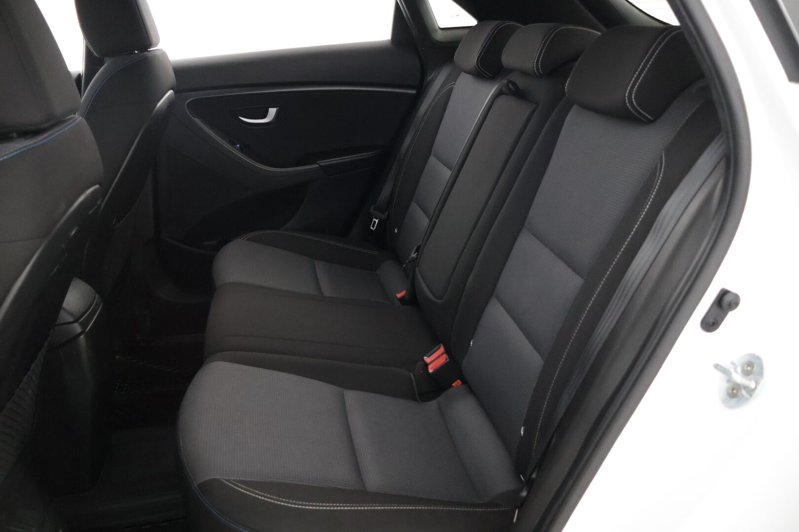 Hyundai i30 5d 2017 1,6 6MT ISG GO! * / Tutkat/ Ratinlämmitin/ Isofix/ Lohko * - Kahdet renkaat, Pienet kilometrit - Osta nyt, maksa vasta ensi vuonna