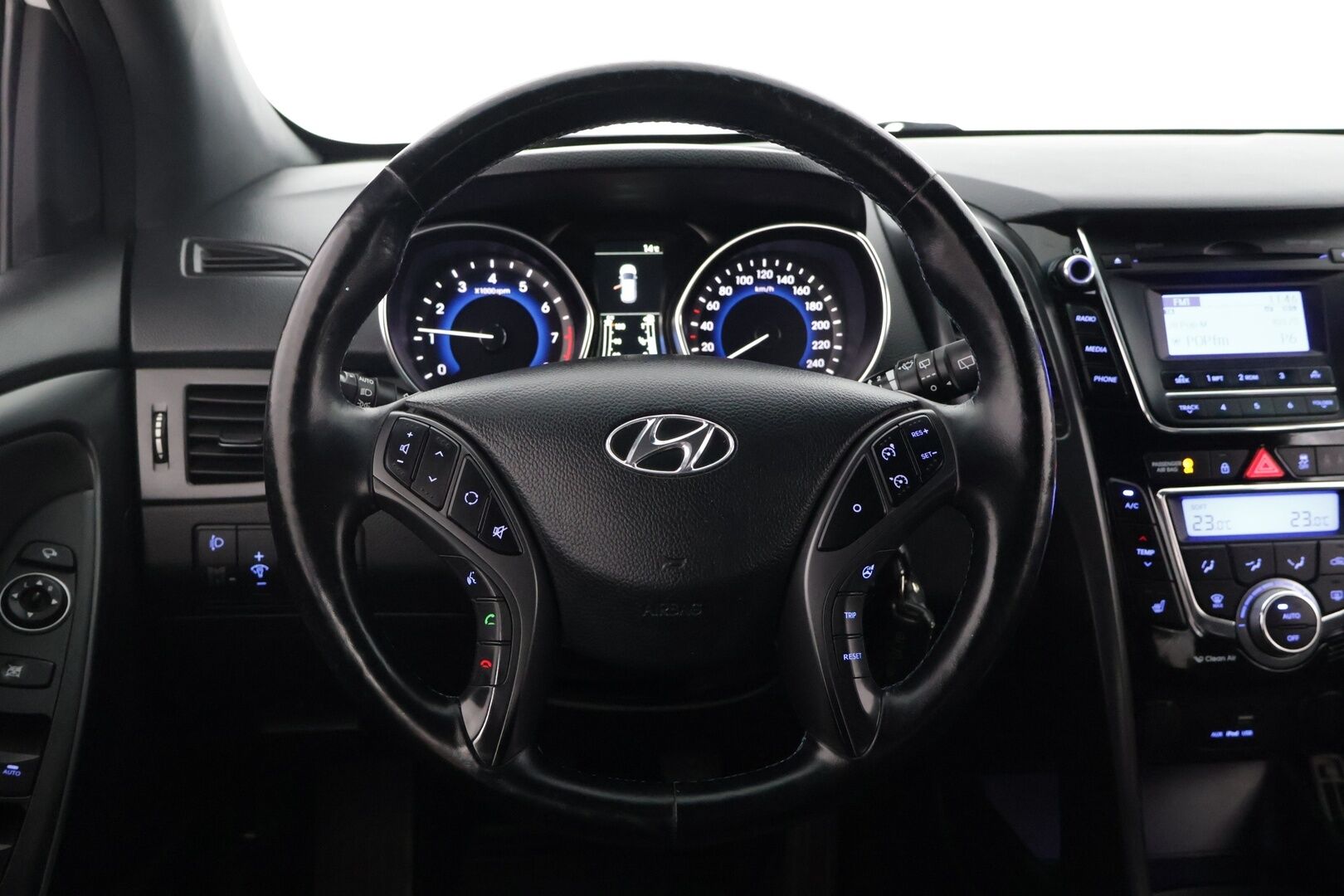 Hyundai i30 5d 2017 1,6 6MT ISG GO! * / Tutkat/ Ratinlämmitin/ Isofix/ Lohko * - Kahdet renkaat, Pienet kilometrit - Osta nyt, maksa vasta ensi vuonna