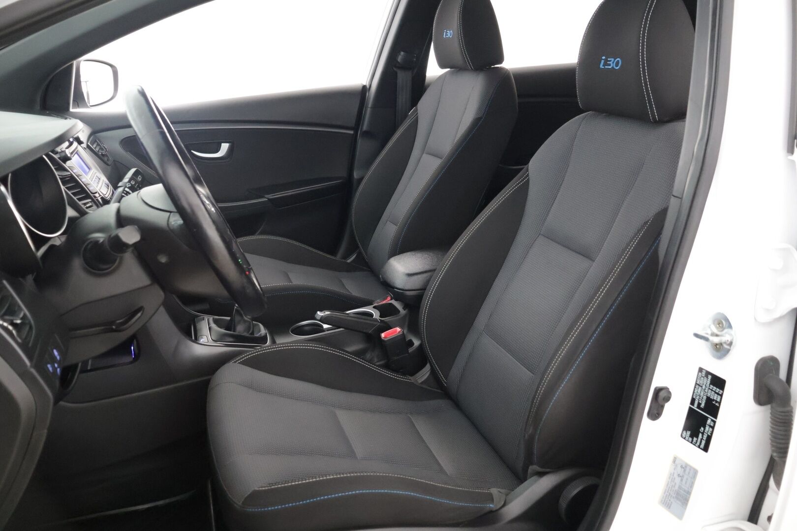 Hyundai i30 5d 2017 1,6 6MT ISG GO! * / Tutkat/ Ratinlämmitin/ Isofix/ Lohko * - Kahdet renkaat, Pienet kilometrit - Osta nyt, maksa vasta ensi vuonna