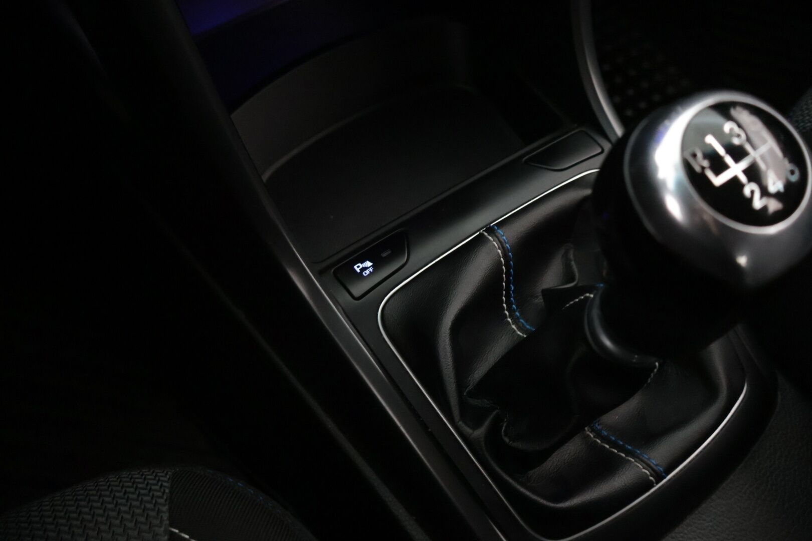 Hyundai i30 5d 2017 1,6 6MT ISG GO! * / Tutkat/ Ratinlämmitin/ Isofix/ Lohko * - Kahdet renkaat, Pienet kilometrit - Osta nyt, maksa vasta ensi vuonna