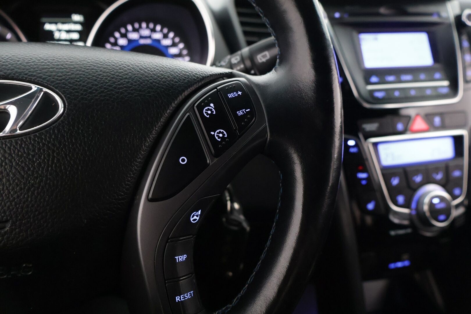 Hyundai i30 5d 2017 1,6 6MT ISG GO! * / Tutkat/ Ratinlämmitin/ Isofix/ Lohko * - Kahdet renkaat, Pienet kilometrit - Osta nyt, maksa vasta ensi vuonna