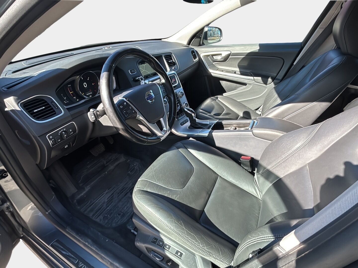 Volvo V60 2017 D5 AWD Twin Engine Classic Summum - YritysOutlet - Myydään vain yrityksille - Täysnahat / Muistipenkkit / Keyelss GO / Sensus navi / Harman Kardon / VOC / Digimittaristo / Kaukovaloautomatiikka / Vetokoukku 