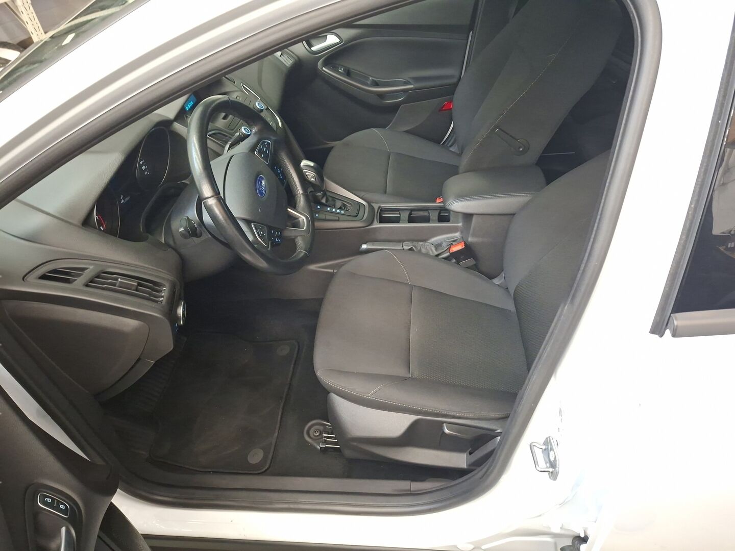 Ford Focus 2016 1,0 EcoBoost 125 hv Start/Stop A6 Trend Wagon * Koukku / Vakionopeudensäädin / Ilmastointi / P-Tutkat * - * Yhdellä omistajalla ollut 2025 asti, siisti yksilö asiallisilla varusteilla *