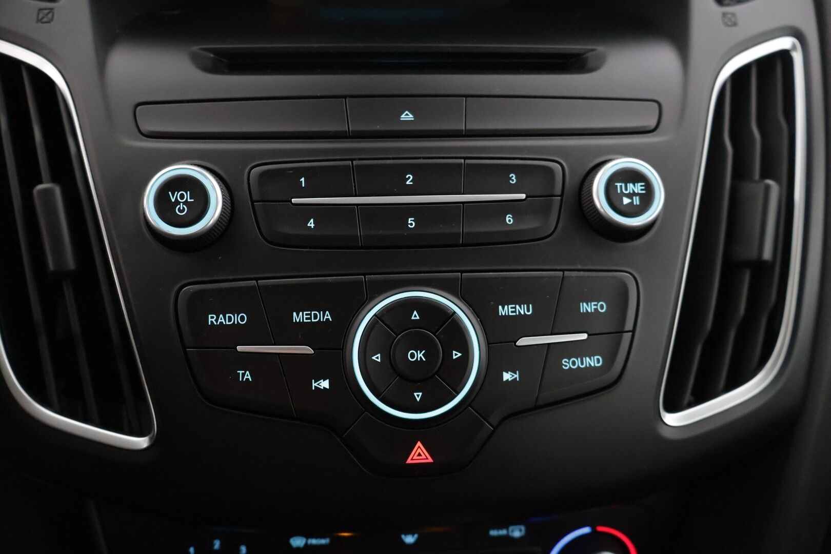 Ford Focus 2016 1,0 EcoBoost 125 hv Start/Stop A6 Trend Wagon * Koukku / Vakionopeudensäädin / Ilmastointi / P-Tutkat * - * Yhdellä omistajalla ollut 2025 asti, siisti yksilö asiallisilla varusteilla *