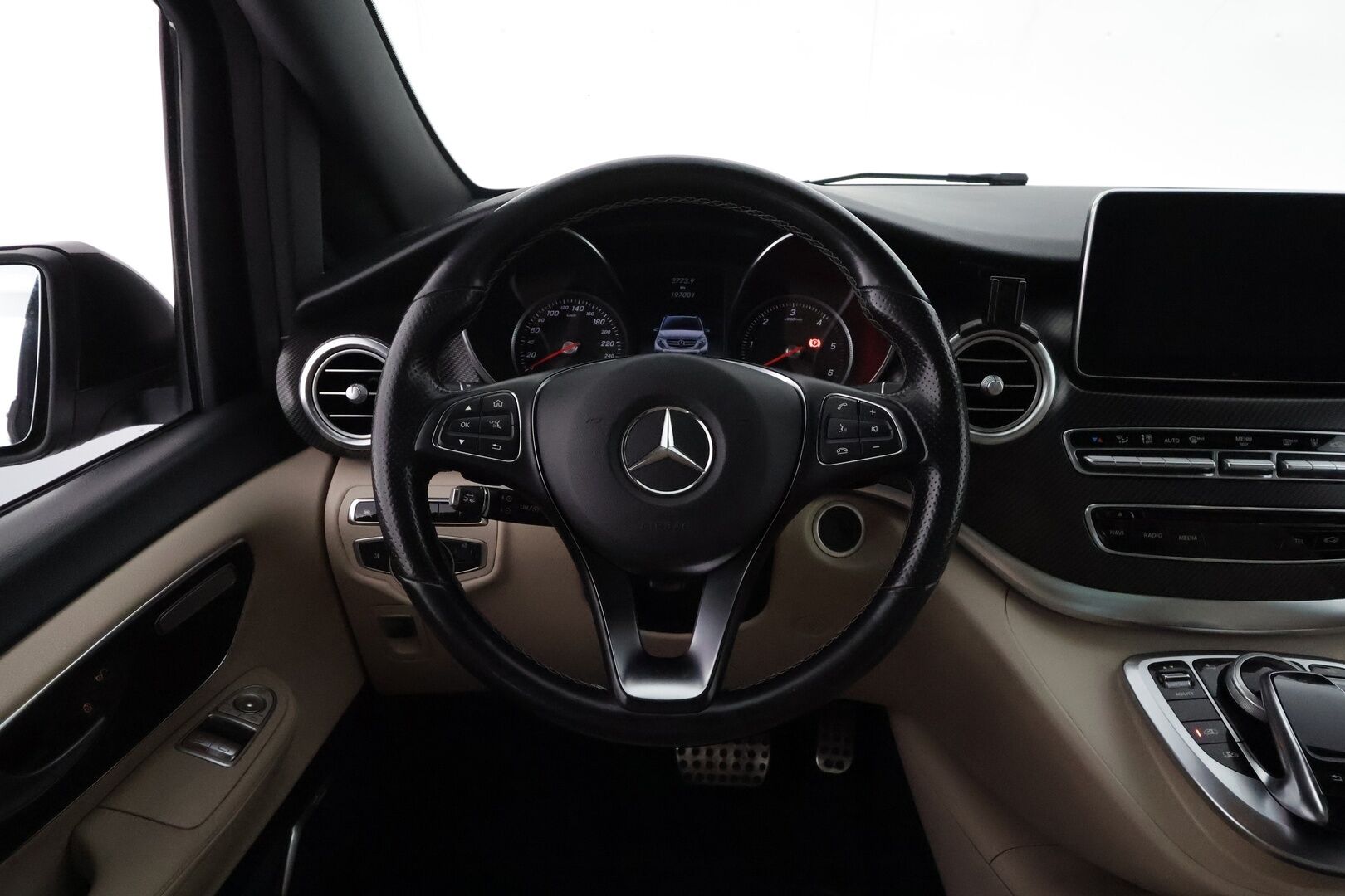 Mercedes-Benz V 2016 250CDI keskipitkä Premium Business AMG - 3,99 % KORKOTARJOUS TÄHÄN AUTOON - Webasto / Burmester / Vetokoukku / Distronic+ / Panorama / Peruutuskamera / ILS LED / Vaaleat Nahat / Vetokoukku / Supertuote!