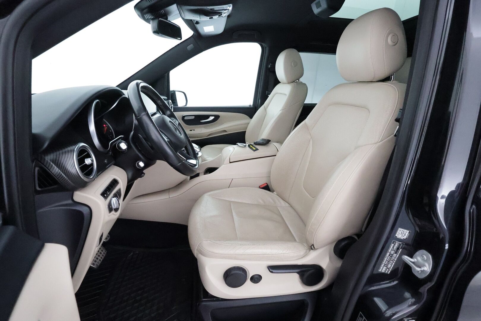 Mercedes-Benz V 2016 250CDI keskipitkä Premium Business AMG - 3,99 % KORKOTARJOUS TÄHÄN AUTOON - Webasto / Burmester / Vetokoukku / Distronic+ / Panorama / Peruutuskamera / ILS LED / Vaaleat Nahat / Vetokoukku / Supertuote!