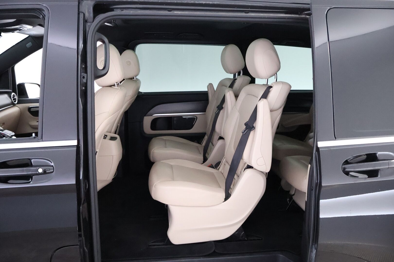 Mercedes-Benz V 2016 250CDI keskipitkä Premium Business AMG 6P - 3,99% KORKOTARJOUS TÄHÄN AUTOON 21.9. ASTI - Webasto / Burmester / Distronic+ / Panorama / Viilennetyt & Lämmitetyt Mukitelineet / Vaaleat Ilmastoidut Nahat / Vetokoukku / Juuri tullut Tampereell