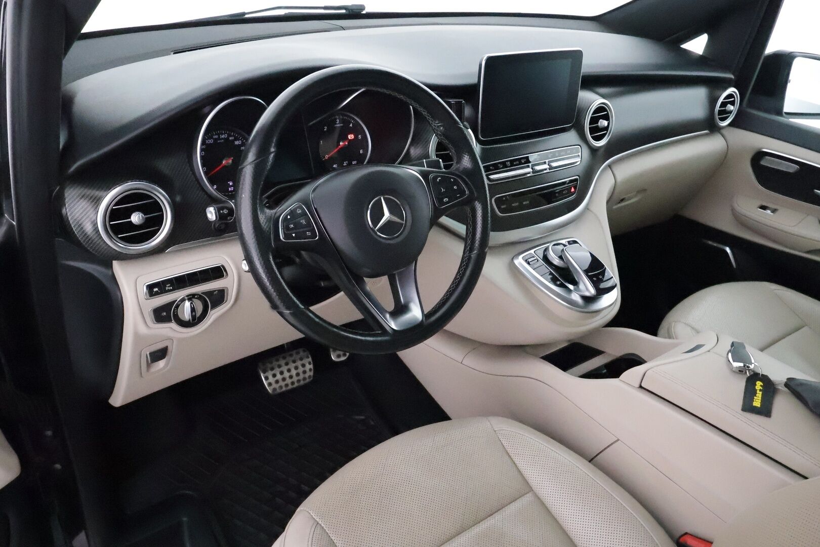 Mercedes-Benz V 2016 250CDI keskipitkä Premium Business AMG - 3,99 % KORKOTARJOUS TÄHÄN AUTOON - Webasto / Burmester / Vetokoukku / Distronic+ / Panorama / Peruutuskamera / ILS LED / Vaaleat Nahat / Vetokoukku / Supertuote!