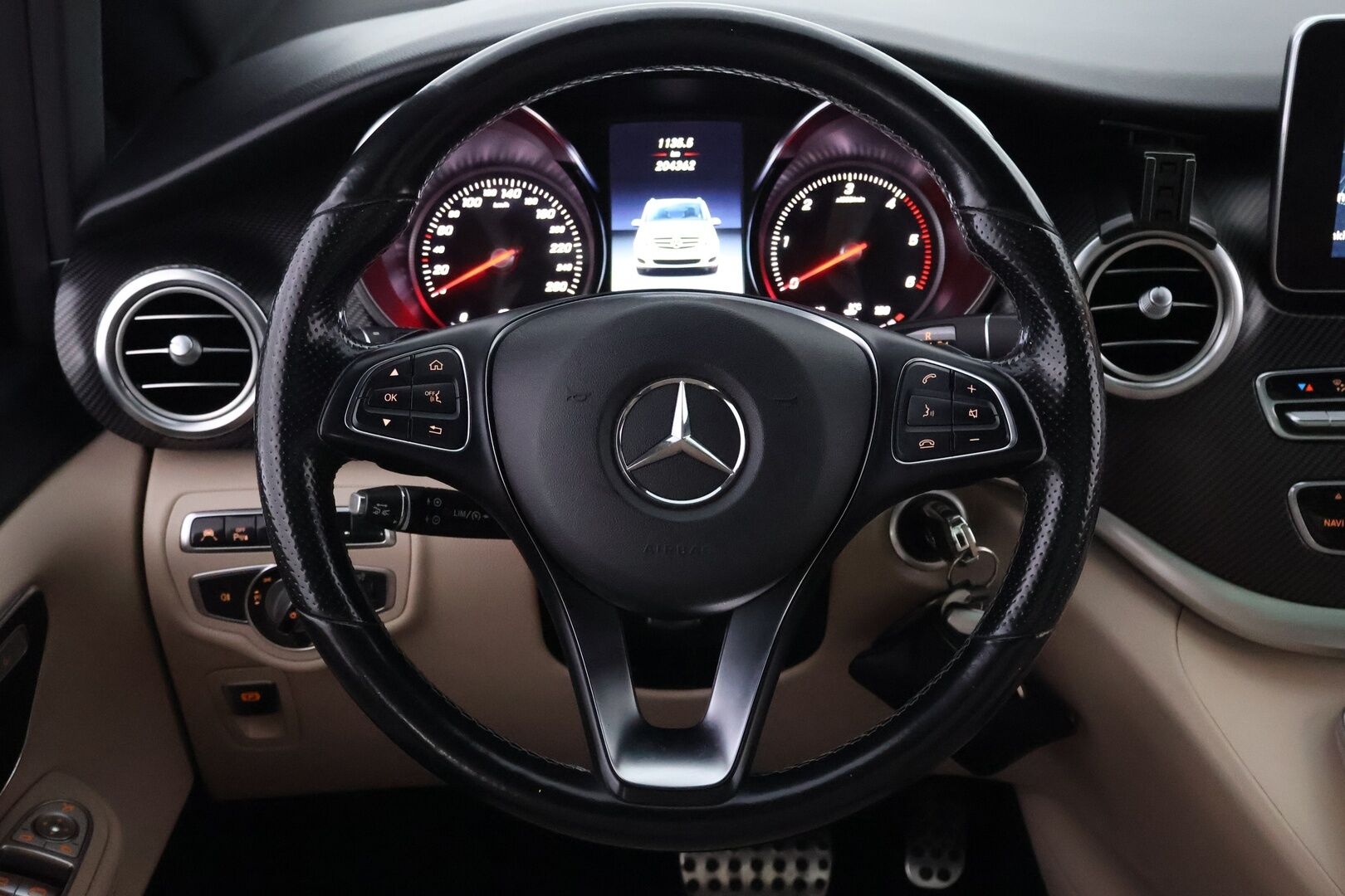 Mercedes-Benz V 2016 250CDI keskipitkä Premium Business AMG 6P - 3,99% KORKOTARJOUS TÄHÄN AUTOON 21.9. ASTI - Webasto / Burmester / Distronic+ / Panorama / Viilennetyt & Lämmitetyt Mukitelineet / Vaaleat Ilmastoidut Nahat / Vetokoukku / Juuri tullut Tampereell