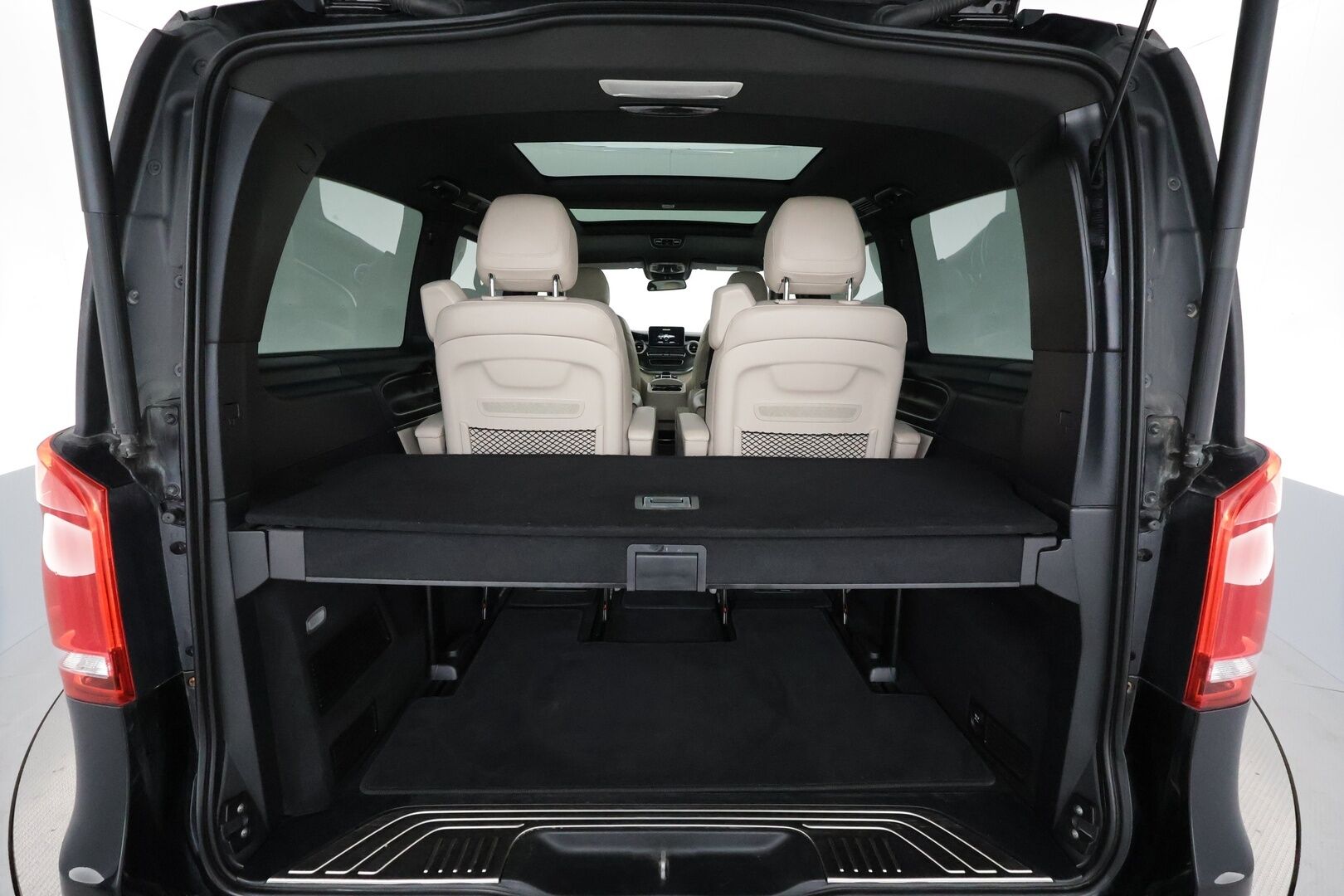Mercedes-Benz V 2016 250CDI keskipitkä Premium Business AMG - 3,99 % KORKOTARJOUS TÄHÄN AUTOON - Webasto / Burmester / Vetokoukku / Distronic+ / Panorama / Peruutuskamera / ILS LED / Vaaleat Nahat / Vetokoukku / Supertuote!