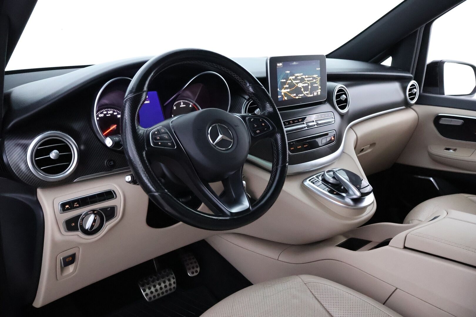 Mercedes-Benz V 2016 250CDI keskipitkä Premium Business AMG 6P - 3,99% KORKOTARJOUS TÄHÄN AUTOON 21.9. ASTI - Webasto / Burmester / Distronic+ / Panorama / Viilennetyt & Lämmitetyt Mukitelineet / Vaaleat Ilmastoidut Nahat / Vetokoukku / Juuri tullut Tampereell