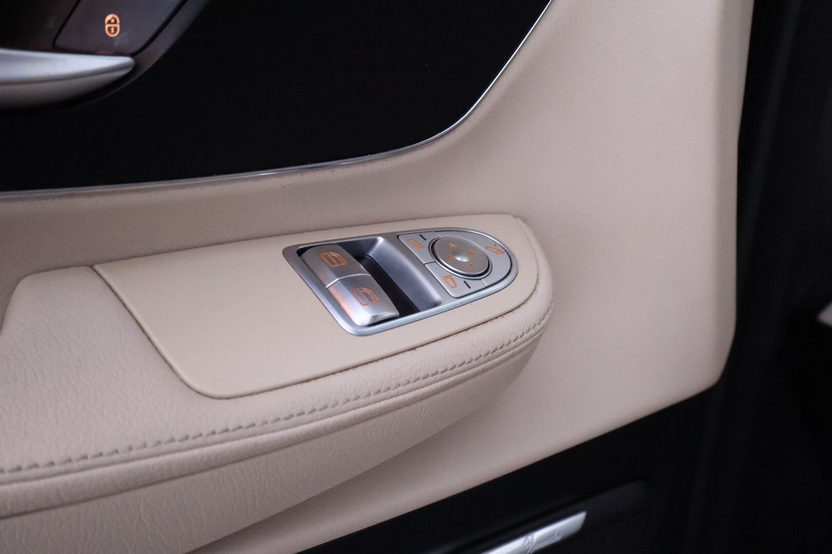 Mercedes-Benz V 2016 250CDI keskipitkä Premium Business AMG 6P - 3,99% KORKOTARJOUS TÄHÄN AUTOON 21.9. ASTI - Webasto / Burmester / Distronic+ / Panorama / Viilennetyt & Lämmitetyt Mukitelineet / Vaaleat Ilmastoidut Nahat / Vetokoukku / Juuri tullut Tampereell