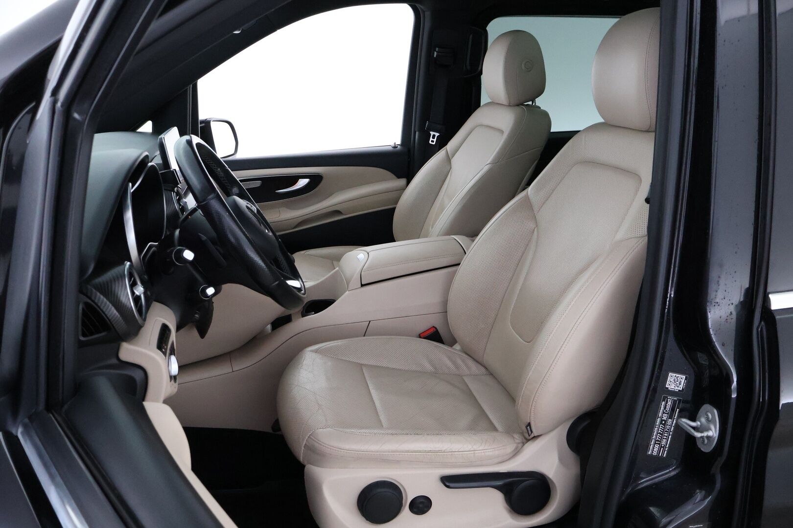 Mercedes-Benz V 2016 250CDI keskipitkä Premium Business AMG 6P - 3,99% KORKOTARJOUS TÄHÄN AUTOON 21.9. ASTI - Webasto / Burmester / Distronic+ / Panorama / Viilennetyt & Lämmitetyt Mukitelineet / Vaaleat Ilmastoidut Nahat / Vetokoukku / Juuri tullut Tampereell