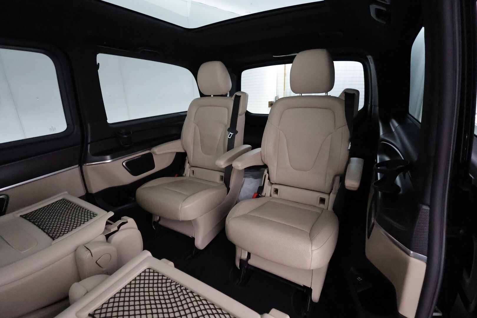 Mercedes-Benz V 2016 250CDI keskipitkä Premium Business AMG - 3,99 % KORKOTARJOUS TÄHÄN AUTOON - Webasto / Burmester / Vetokoukku / Distronic+ / Panorama / Peruutuskamera / ILS LED / Vaaleat Nahat / Vetokoukku / Supertuote!