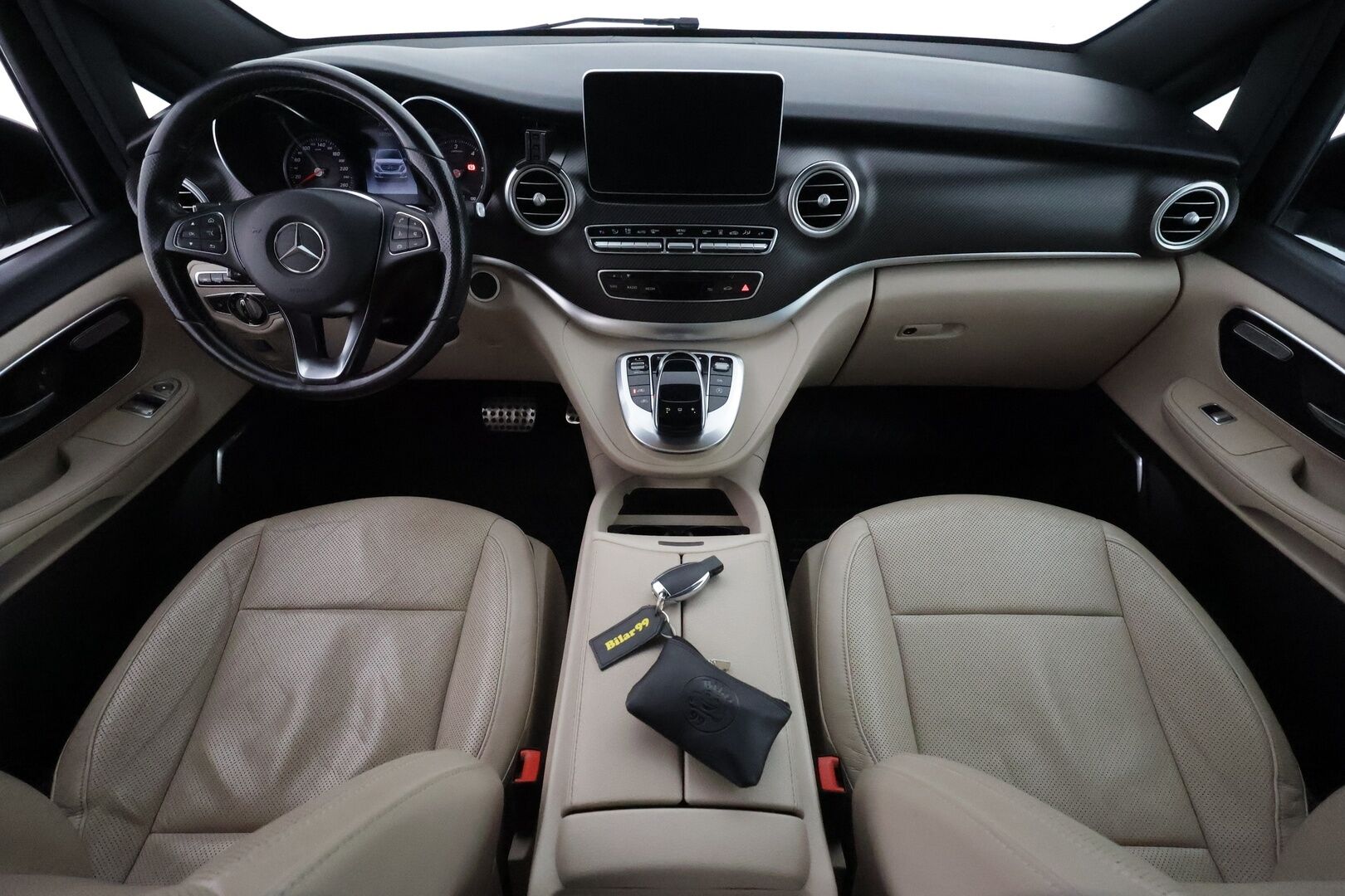 Mercedes-Benz V 2016 250CDI keskipitkä Premium Business AMG - 3,99 % KORKOTARJOUS TÄHÄN AUTOON - Webasto / Burmester / Vetokoukku / Distronic+ / Panorama / Peruutuskamera / ILS LED / Vaaleat Nahat / Vetokoukku / Supertuote!
