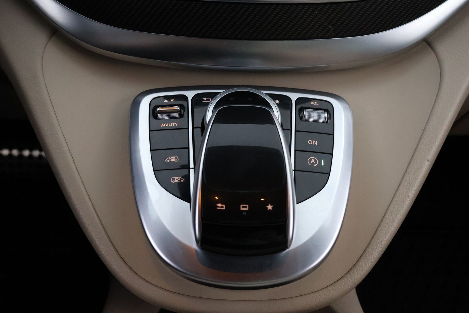 Mercedes-Benz V 2016 250CDI keskipitkä Premium Business AMG 6P - 3,99% KORKOTARJOUS TÄHÄN AUTOON 21.9. ASTI - Webasto / Burmester / Distronic+ / Panorama / Viilennetyt & Lämmitetyt Mukitelineet / Vaaleat Ilmastoidut Nahat / Vetokoukku / Juuri tullut Tampereell