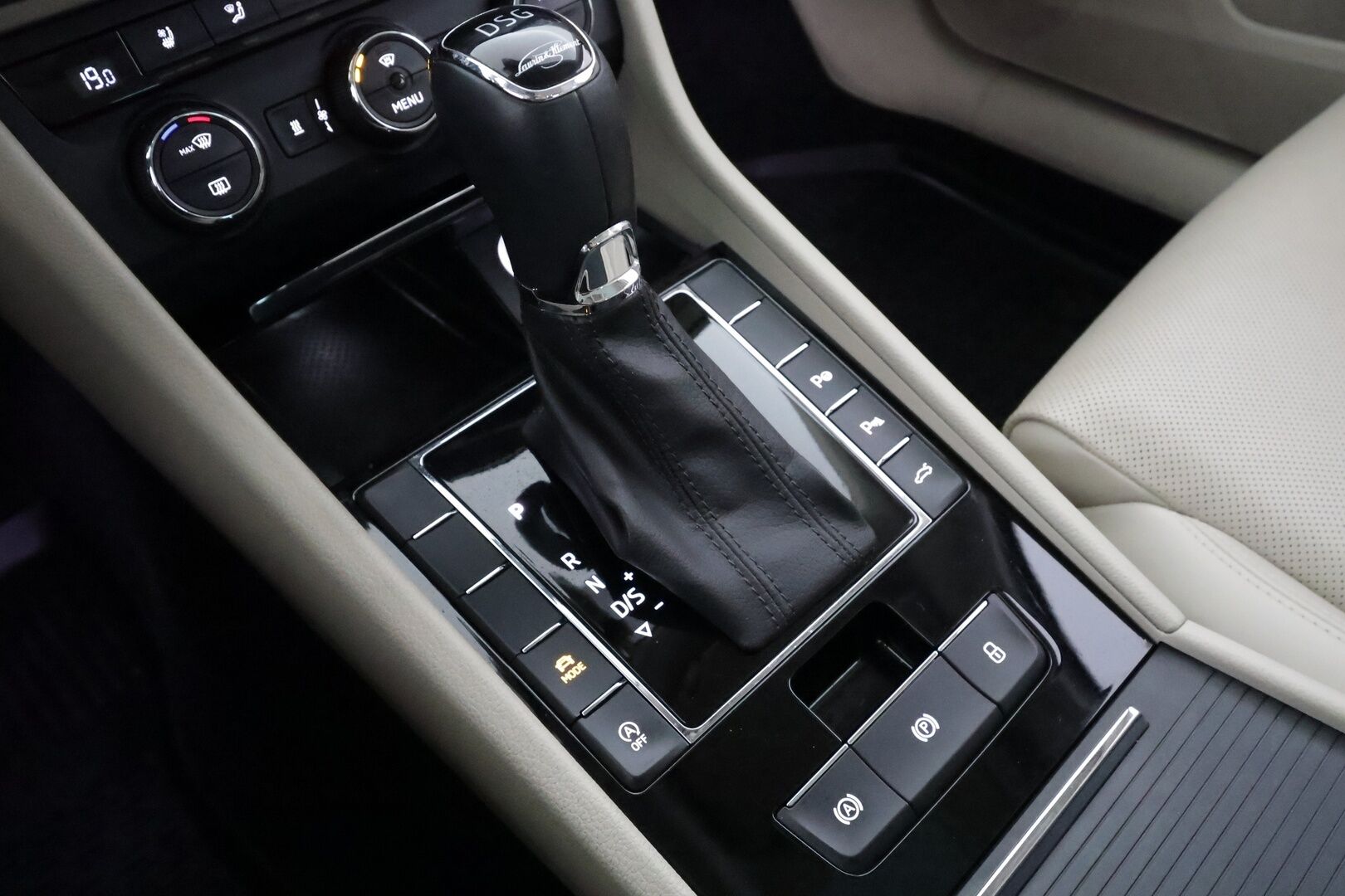 Skoda Superb 2017 1,4 TSI ACT L&K DSG Autom. - | ACC | Webasto | Koukku | Canton | LED | Muistipenkki | P.Kamera | Ilmastoidut nahat | Navi | Keyless | Apple&Android | Lasikattoluukku | 1.Om Suomi-auto | Kahdet renkaat |