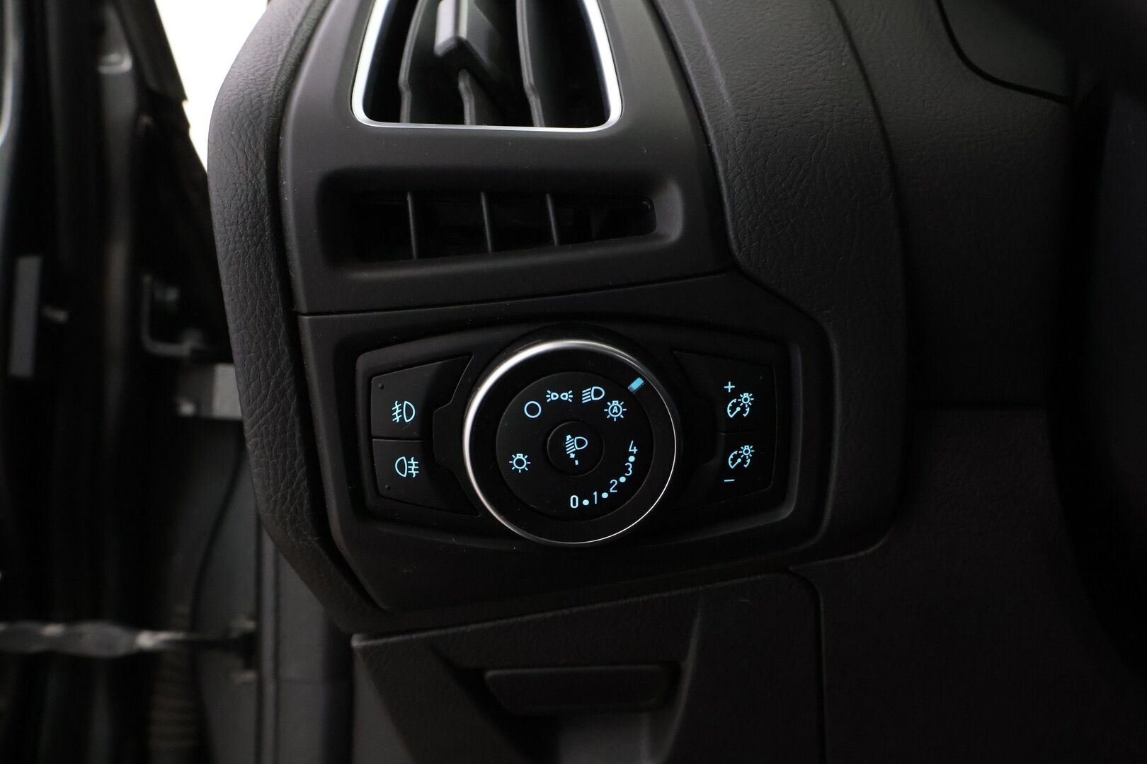 Ford Focus 2016 1,5 EcoBoost 182 hv Start/Stop M6 Titanium 5-ovinen * Vetokoukku / Lohko & Sisäpistoke / Vakkari / Lämpölasi / Vetokoukku! - Suomiauto / Hyvin huollettu / 2x Hyvät renkaat!