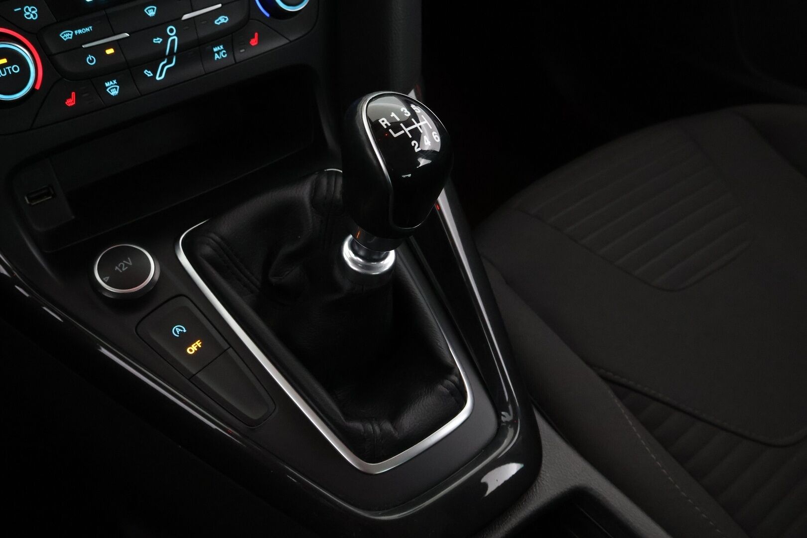 Ford Focus 2016 1,5 EcoBoost 182 hv Start/Stop M6 Titanium 5-ovinen * Vetokoukku / Lohko & Sisäpistoke / Vakkari / Lämpölasi / Vetokoukku! - Suomiauto / Hyvin huollettu / 2x Hyvät renkaat!